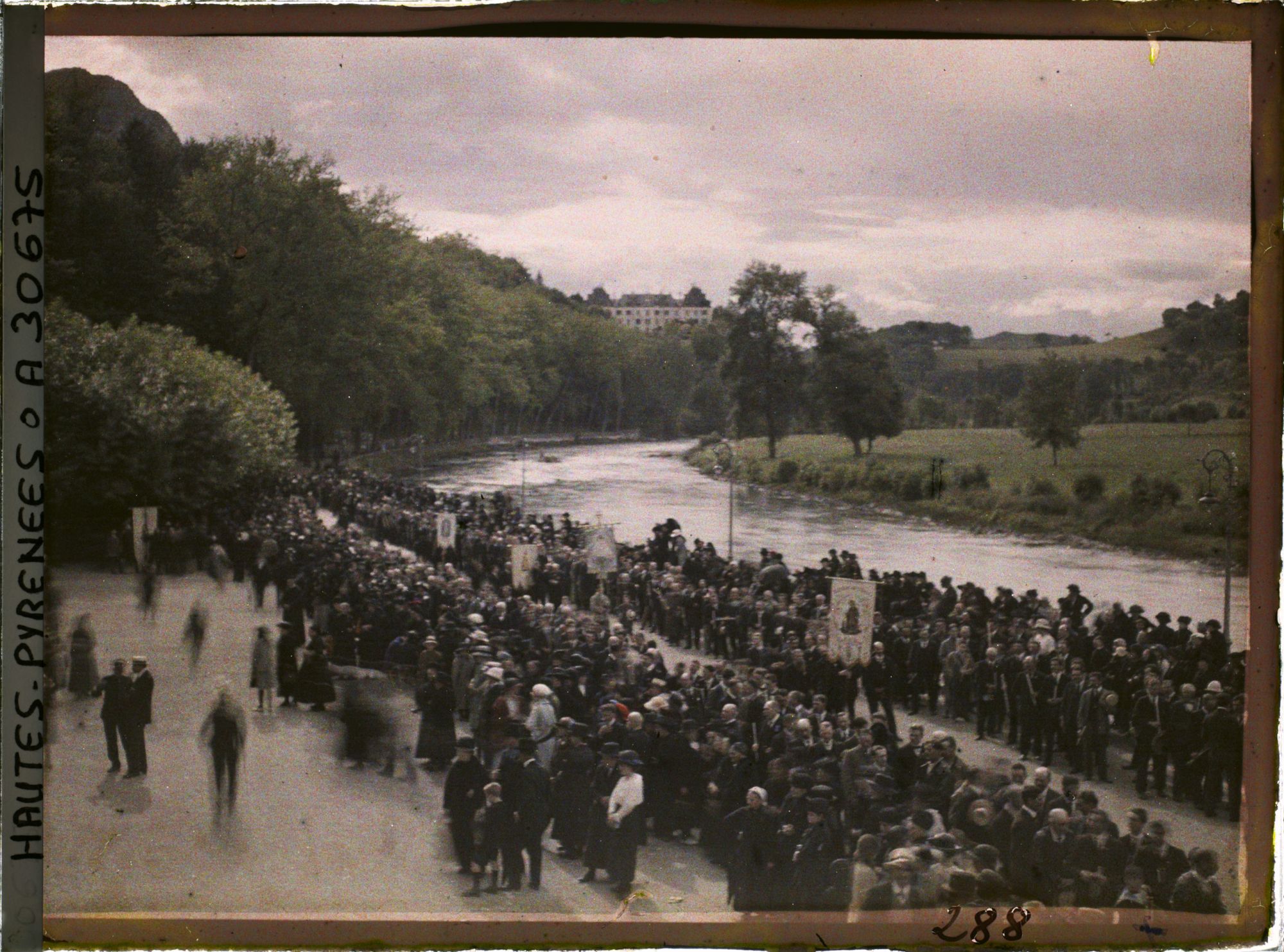 Image représentant France, Lourdes, Avant la Procession