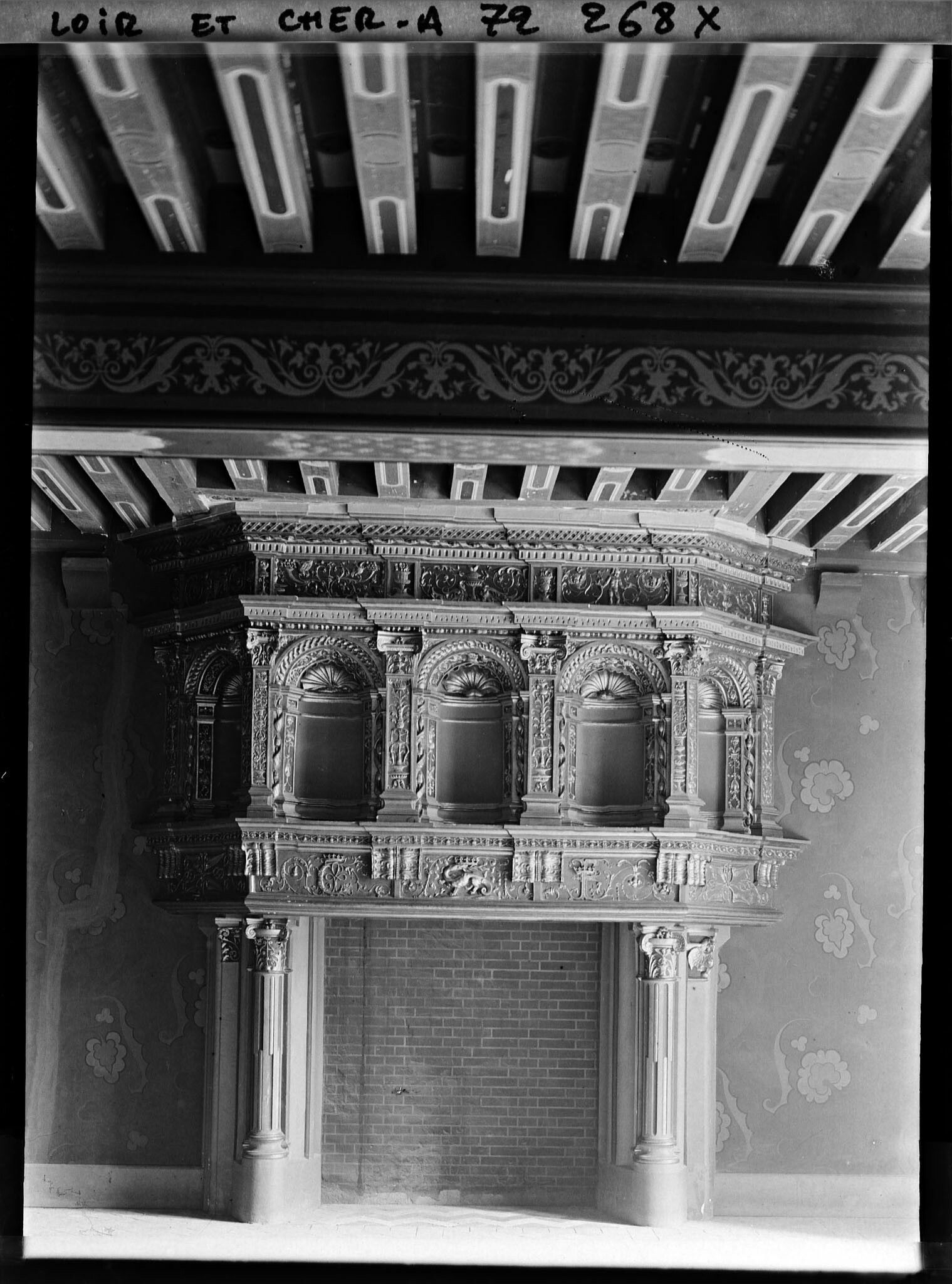 Image représentant La cheminée du salon d'Honneur, dans les appartements royaux de l'aile François 1er du château