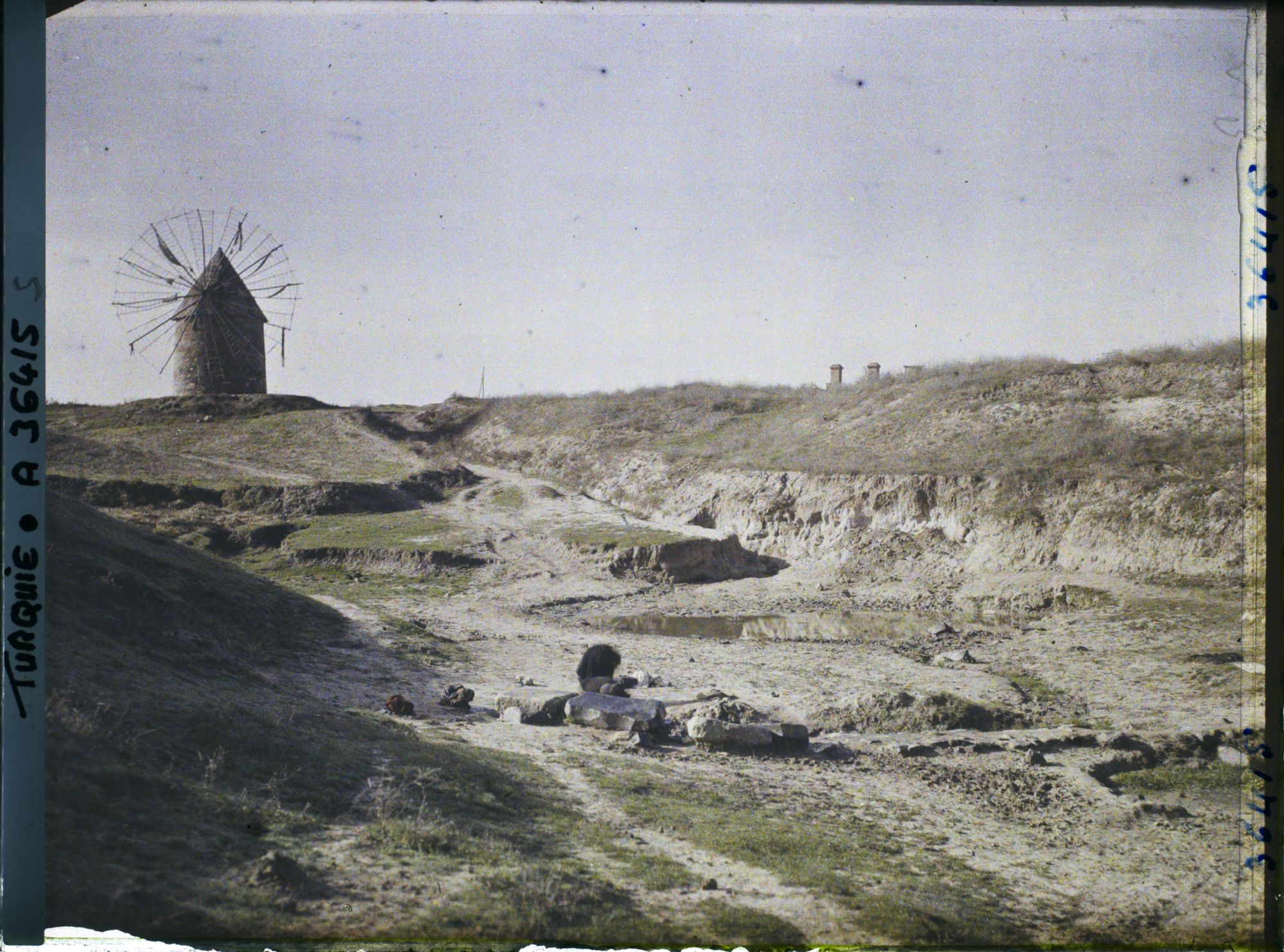 Image représentant Paysage de la campagne de Thrace avec un moulin à vent