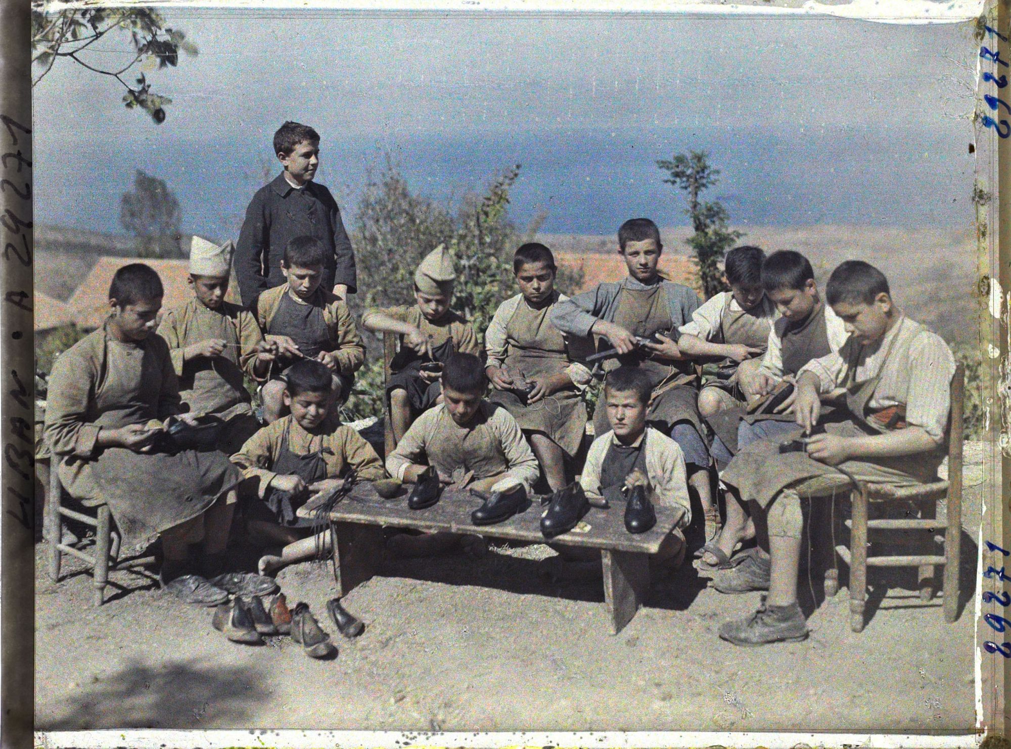 Image représentant Jeunes garçons apprenant la cordonnerie à l'" Ecole industrielle française "