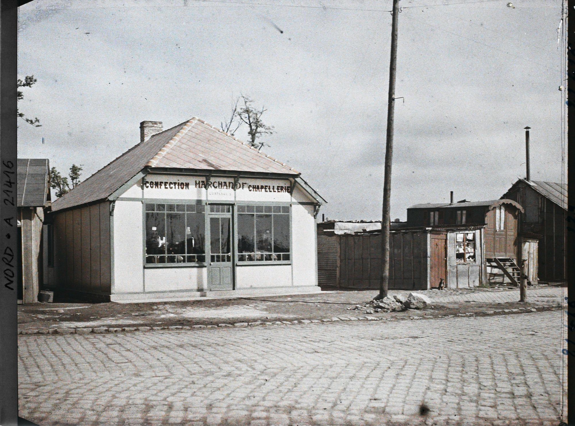 Image représentant France, La Bassée, Un magasin de Confections