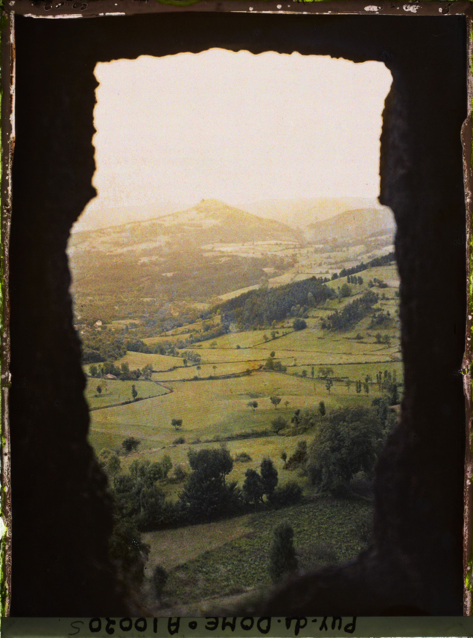 Image représentant France, Les Grottes de Jonas : Vue sur la Vallée