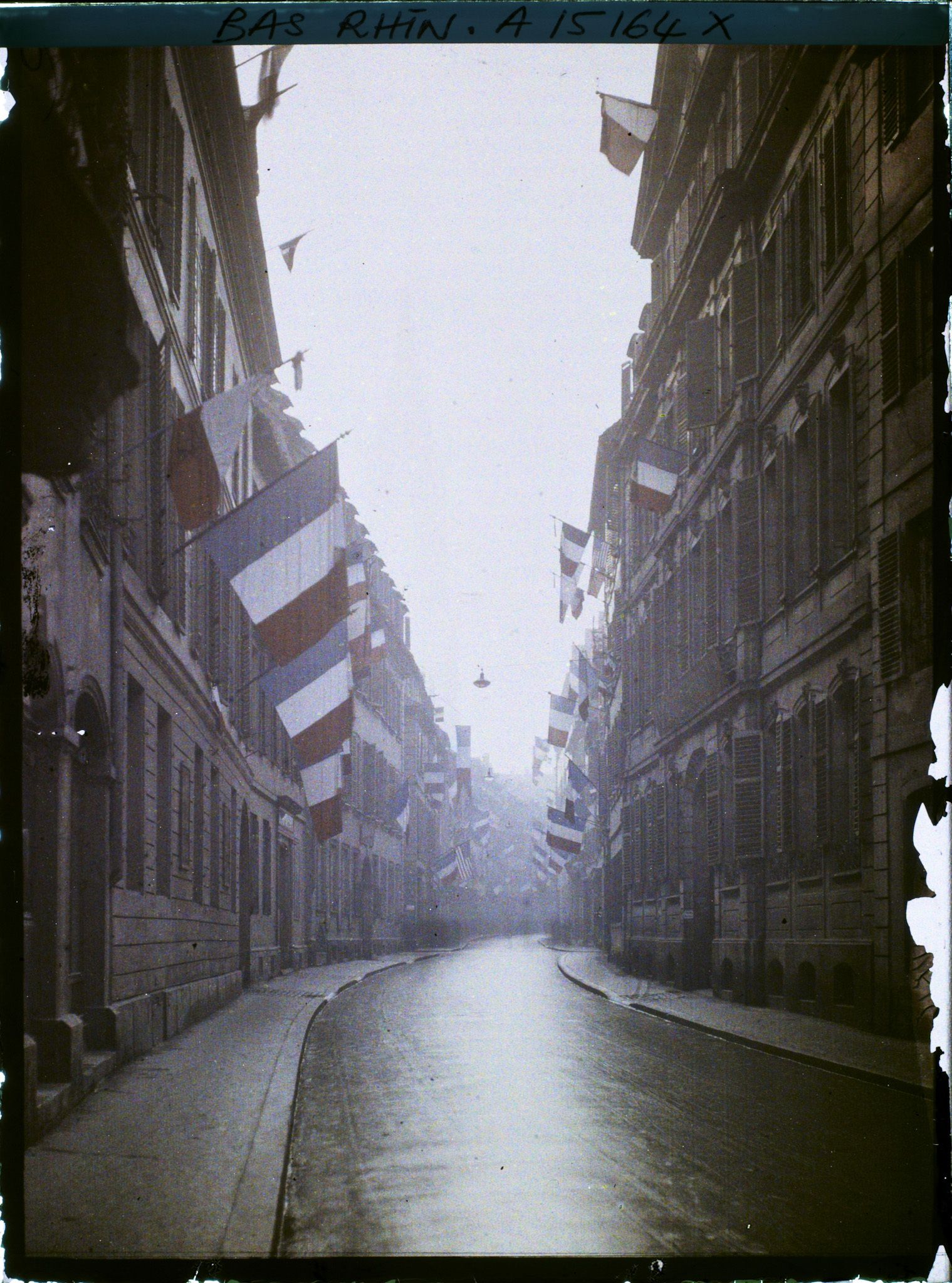 Image représentant France, Strasbourg, Vue générale de la Judengasse avec la Cathédrale dans le fond