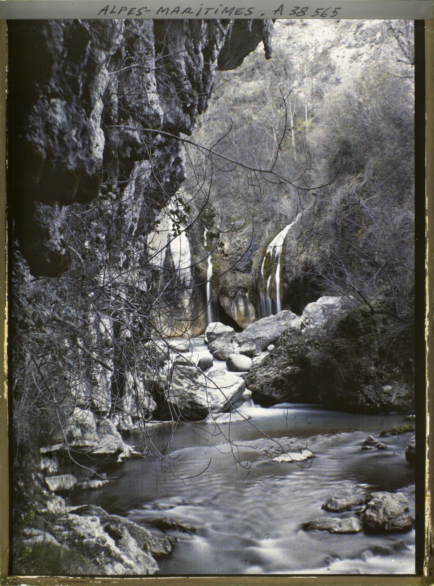 Image représentant Cascade ou fontaine pétrifiante, vue prise du fond des gorges