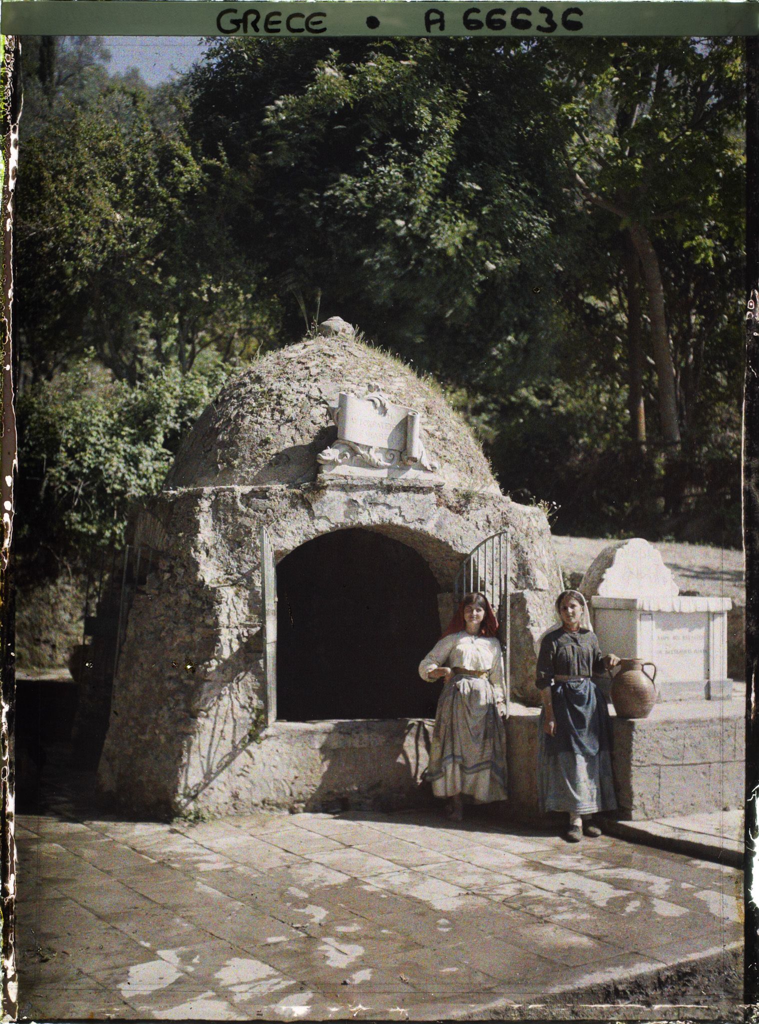 Image représentant Deux femmes Corfiotes à la fontaine
