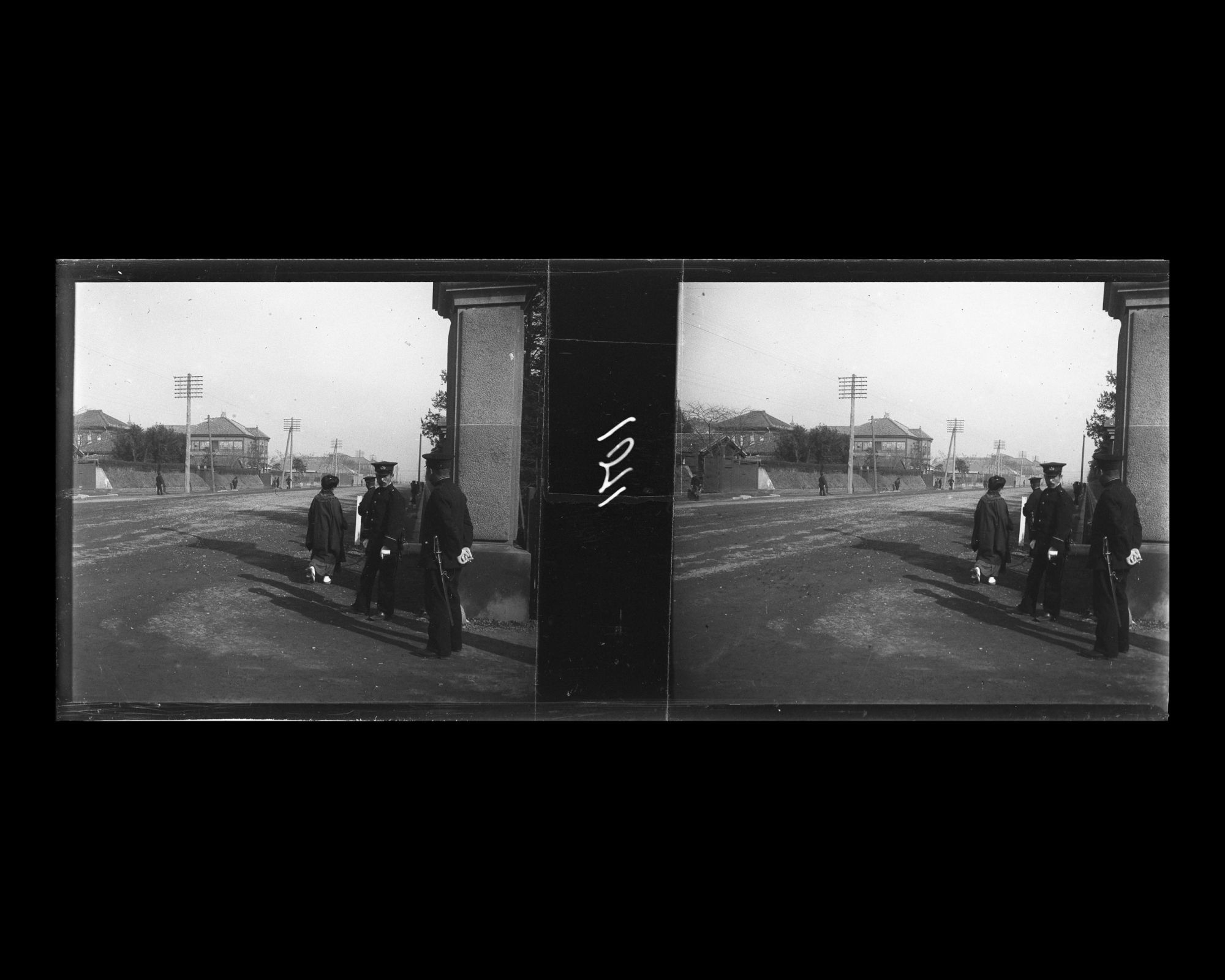 Image représentant Policiers en faction, surveillant le photographe en attendant le passage du Mikado qui se rend à une séance de la Diète impériale