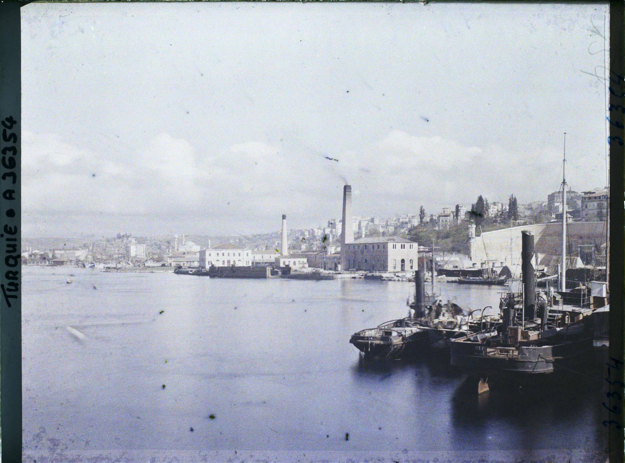 Image représentant Sur la berge nord de la Corne d'Or, des bateaux à vapeur, des usines et des bassins de radoub de l'arsenal (Tersane) photographiés depuis le pont Gazi