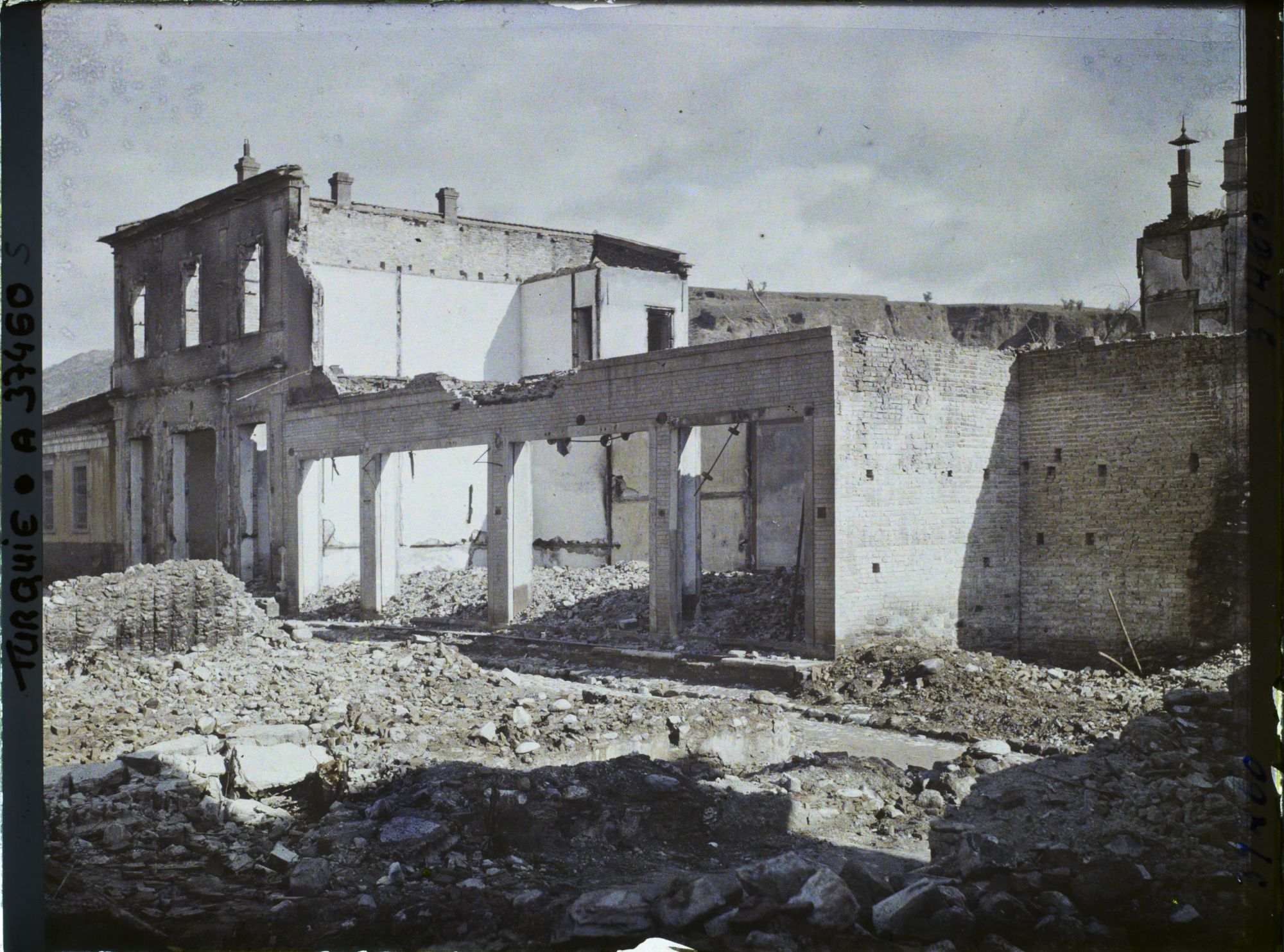 Image représentant Turquie, Aidin, Rue du Konak, les magasins incendiés