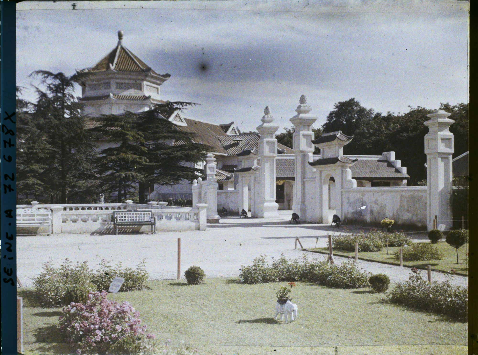Image représentant L'Exposition Coloniale Internationale de 1931, le pavillon de la Cochinchine et l'entrée du pavillon du Tonkin, section de l'Indochine