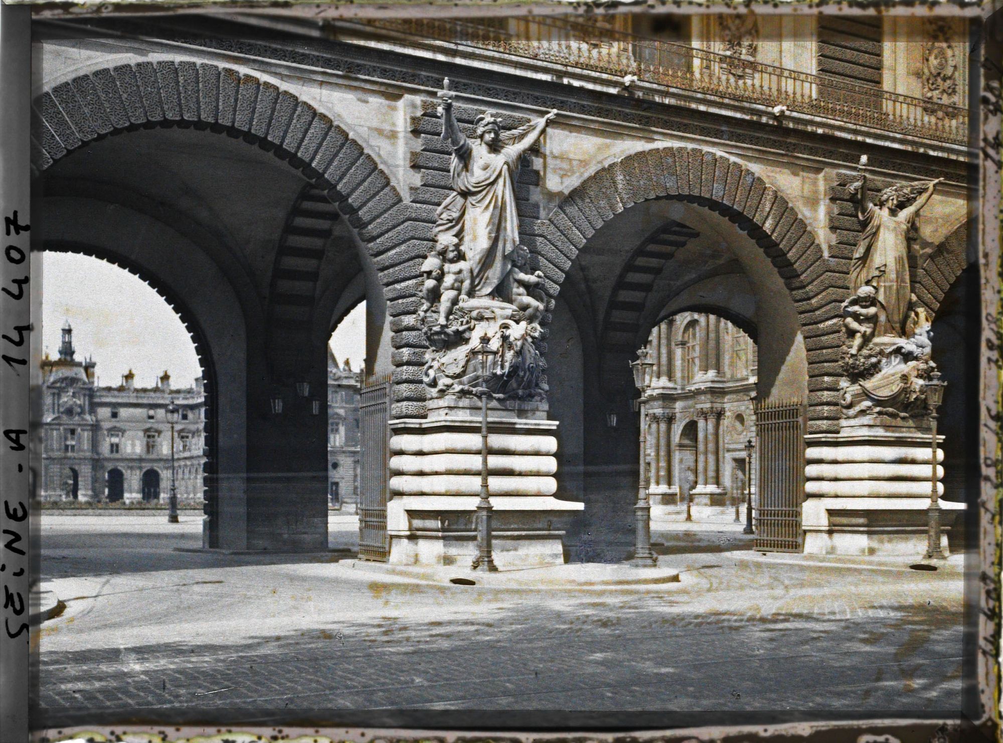 Image représentant Le Louvre, portes de la place du Carrousel, vue prise du quai François-Mitterand