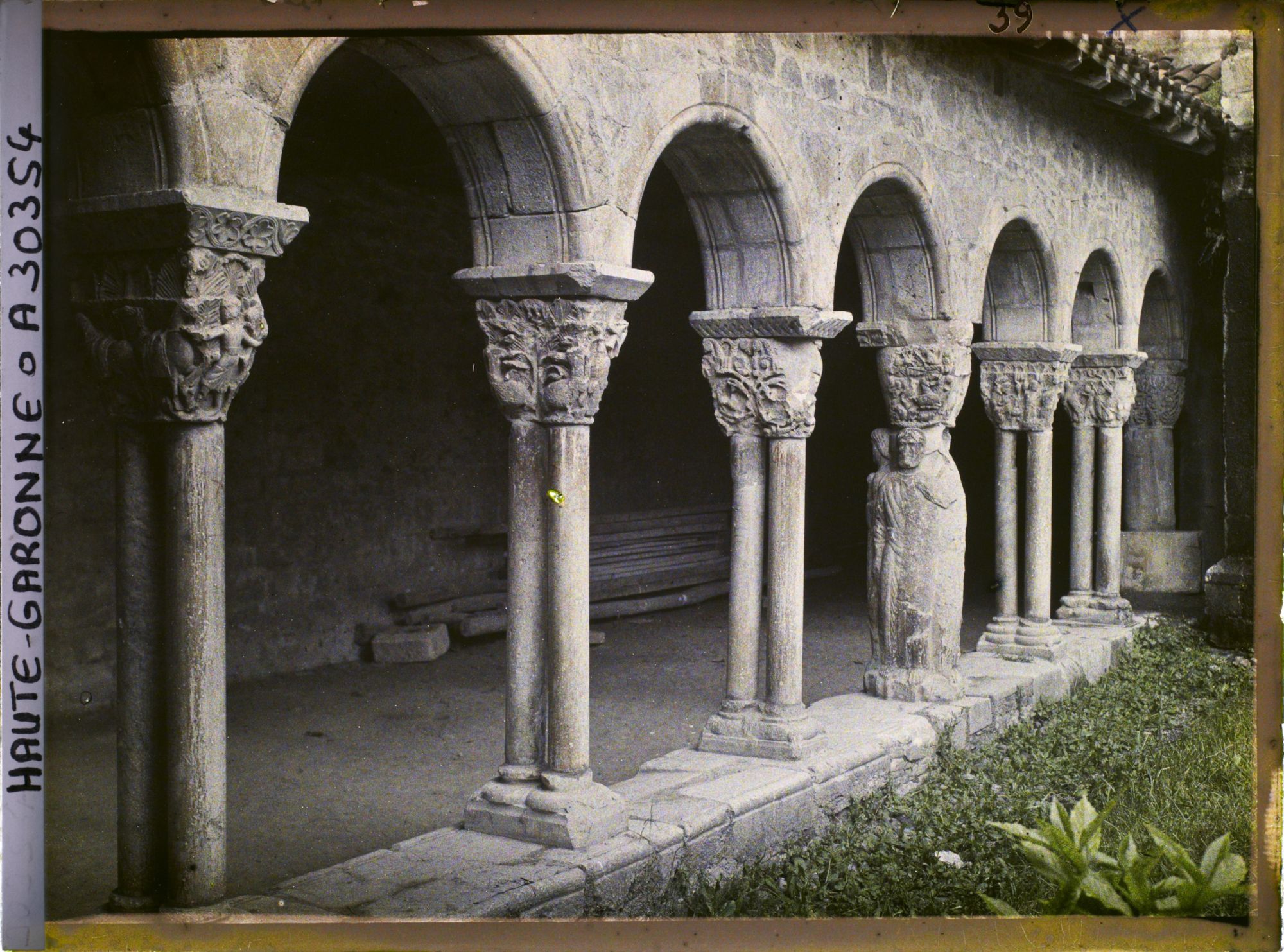 Image représentant France, St-Bertrand-de-Comminges, Cloître de la Cathédrale, Colonnade