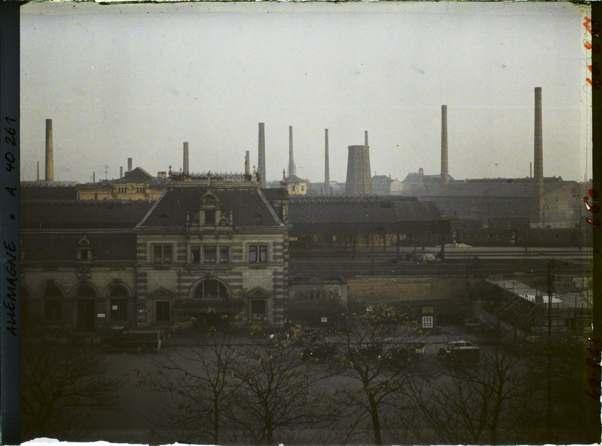 Image représentant Prusse, Düsseldorf, le soir à Dusseldorf , usines