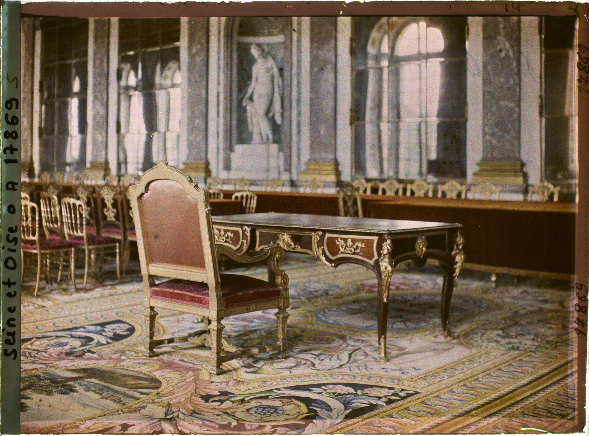 Image représentant France, Versailles, Au milieu de la Galerie, La table et le fauteuil