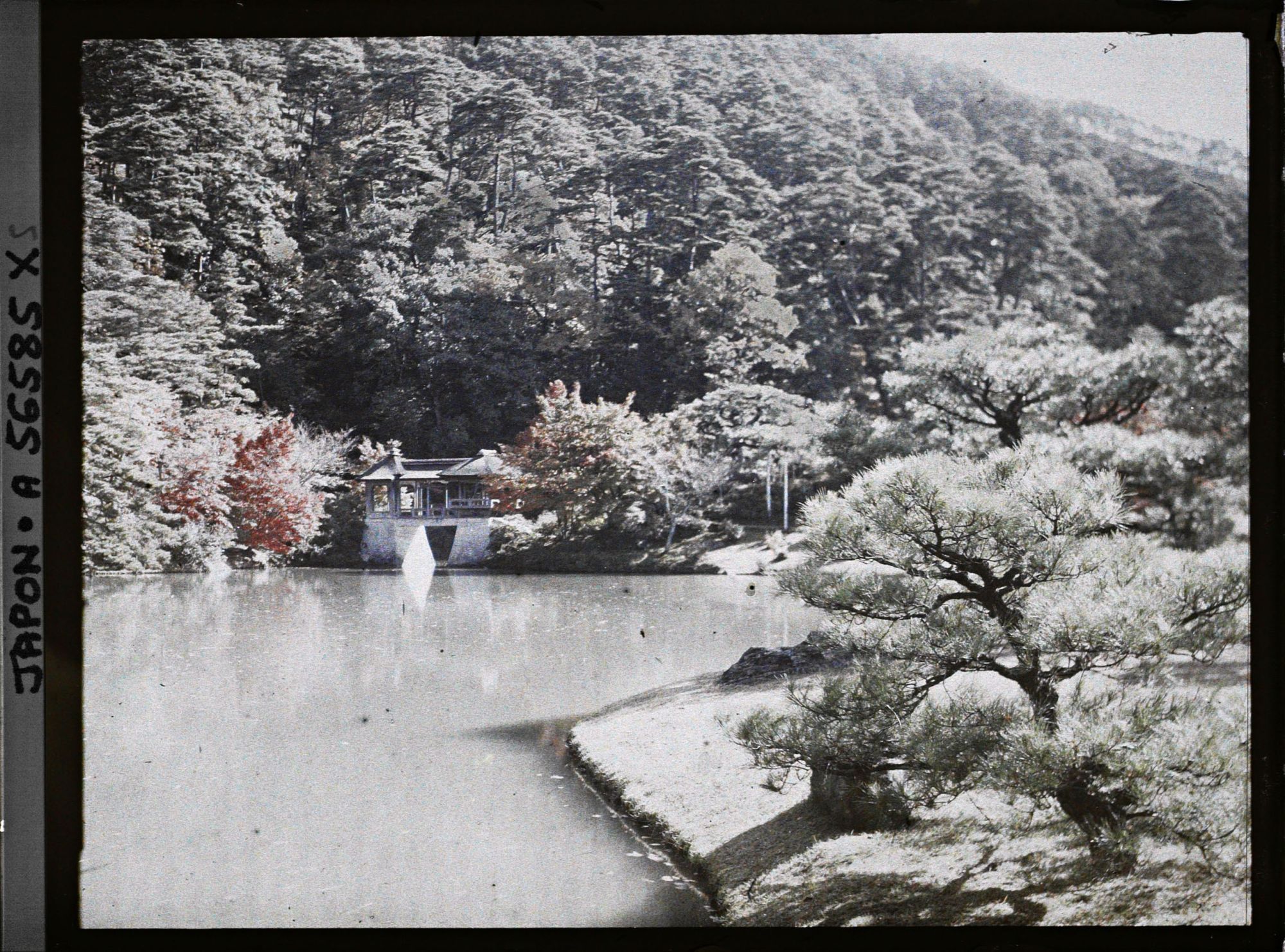 Image représentant Les jardins de la villa impériale Shugakuin Rikyû : l'étang Yokuryu et le pont Chitose-bashi (Pont de Mille Ans)