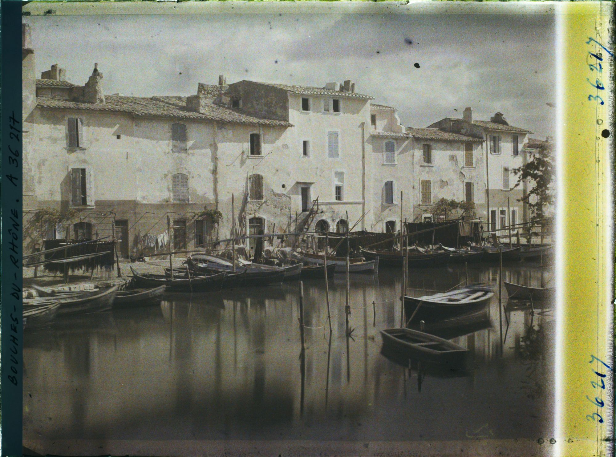 Image représentant Des tartanes dans le quartier des pêcheurs, quai Brescon