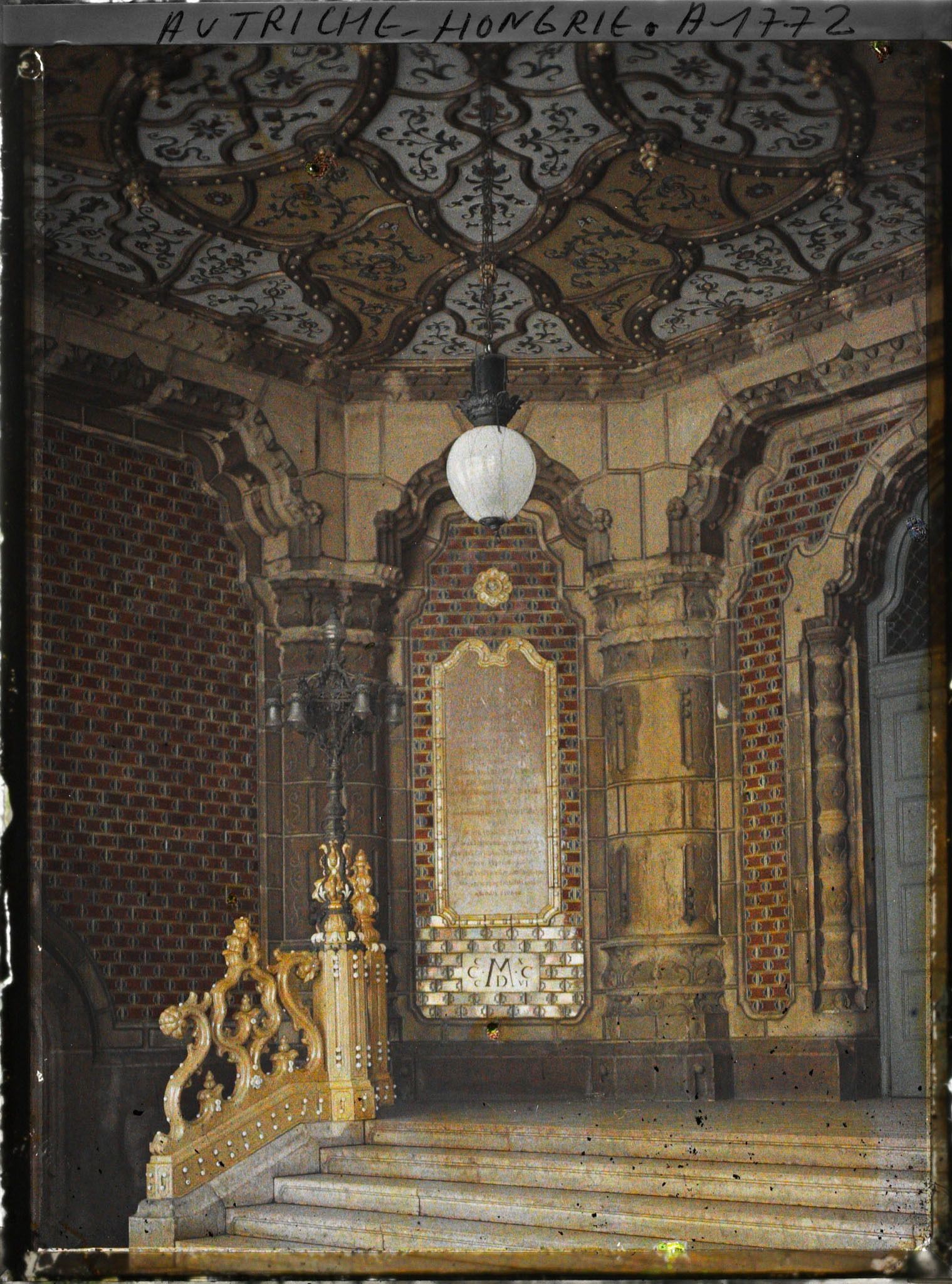 Image représentant Côté gauche du porche d'entrée du musée d'art industriel