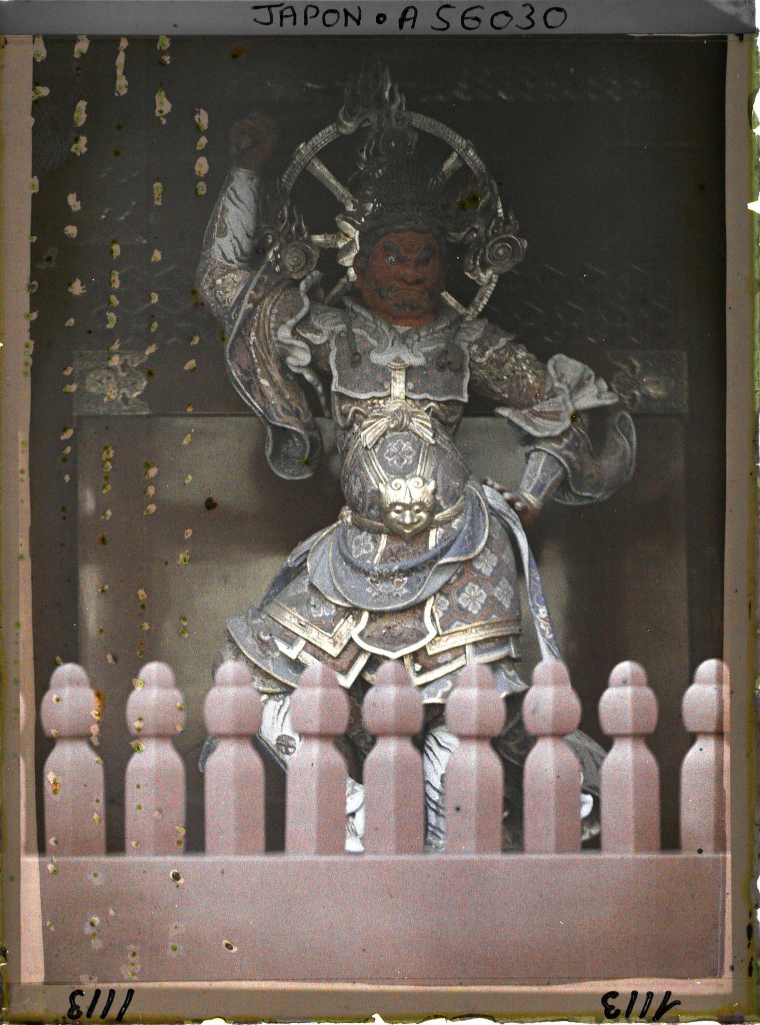 Image représentant Sanctuaire Daiyuin : statue de roi céleste dans une niche de la Nitenmon (porte des dieux du Vent et du Tonnerre)