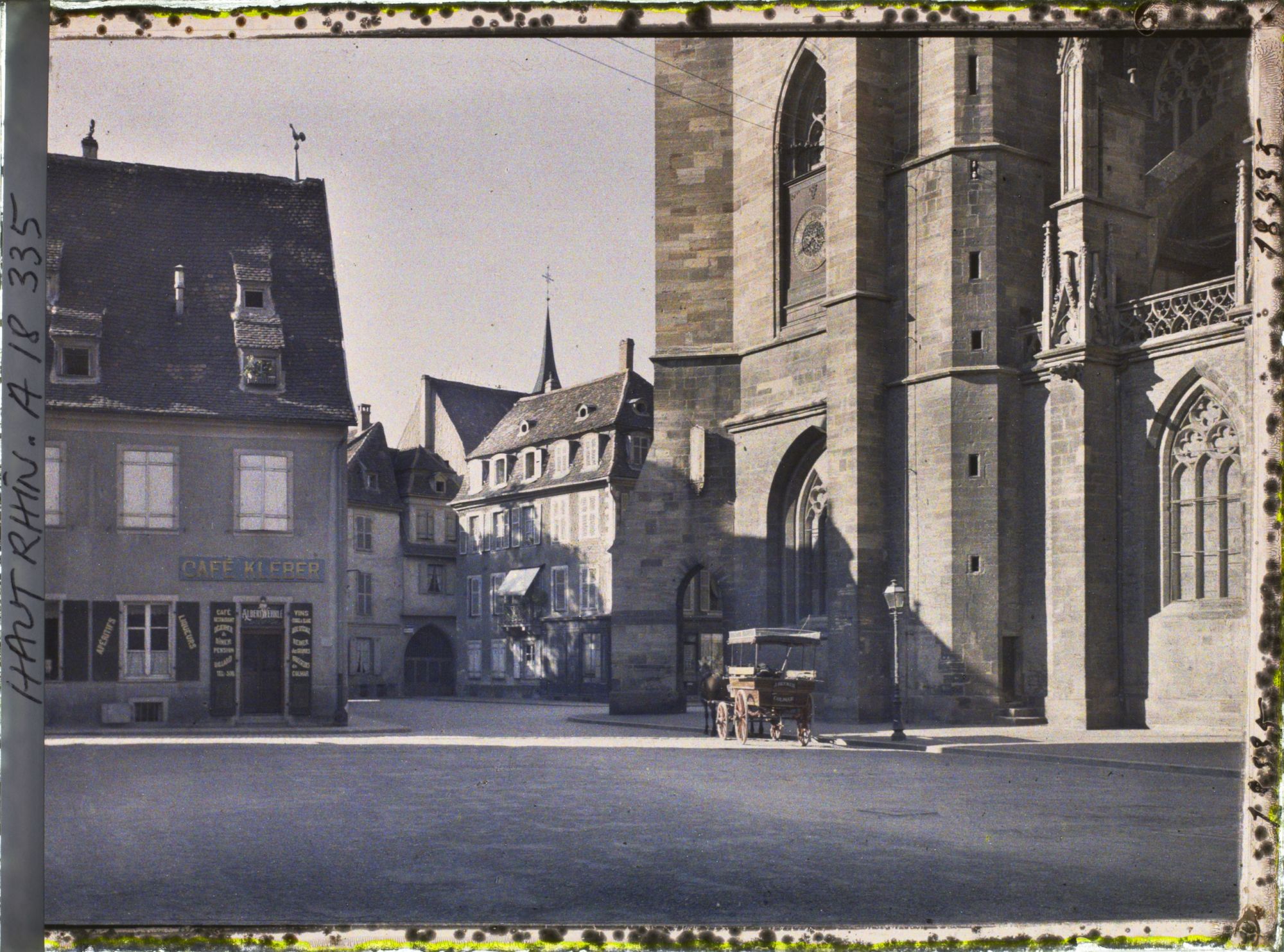 Image représentant France, Colmar, Un coin de Münster Platz, à gauche la Cathédrale