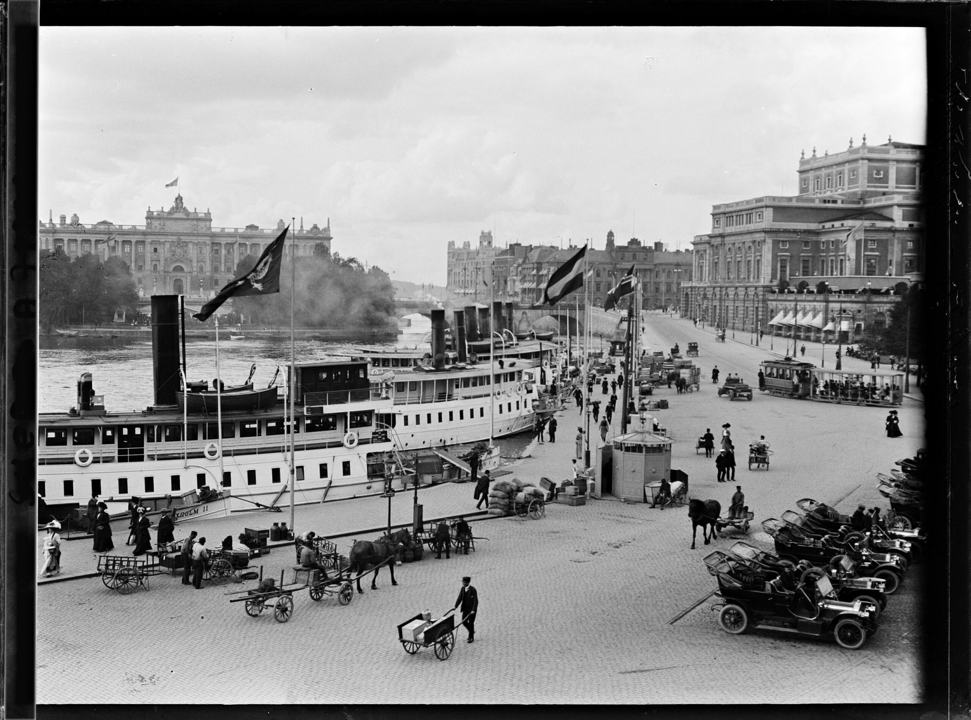Image représentant Bateaux à vapeur amarrés au port de Blasieholmen, vus depuis l'étage d'un immeuble
