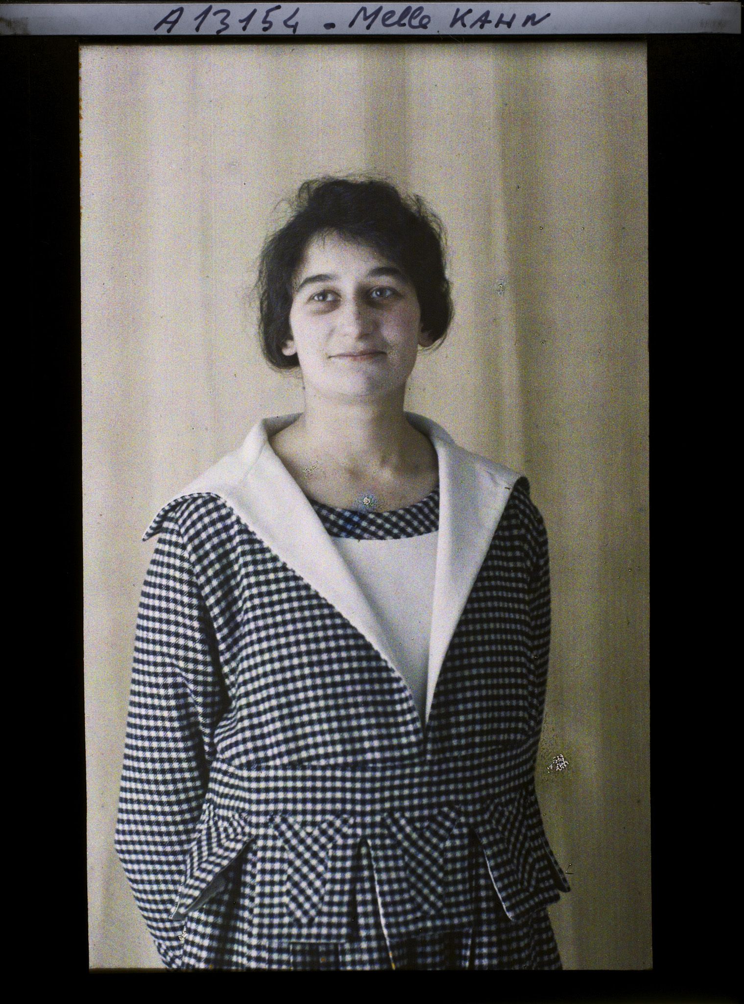 Image représentant Mademoiselle  https://musee-albert-kahn.s-museum.fr/home/NWQ2OTAwYzNmYjZlZTk1ZWQwODJmMjY4L2dlbmVyaWMtbm90aWNlLXRhYi9hdXRob3JpdHkvNjE3YTc5ZjVjZjhiODk2OGIzMzM3ZDIx/5d6900c3fb6ee95ed082f268/generic-notice-tab/authority/617a79ebcf8b8968b3336fdd Germaine Kahn