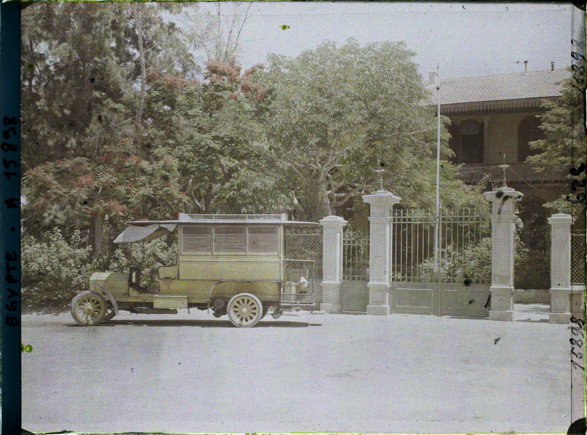 Image représentant Voiture garée devant l'entrée de l'hôpital Saint Vincent-de-Paul