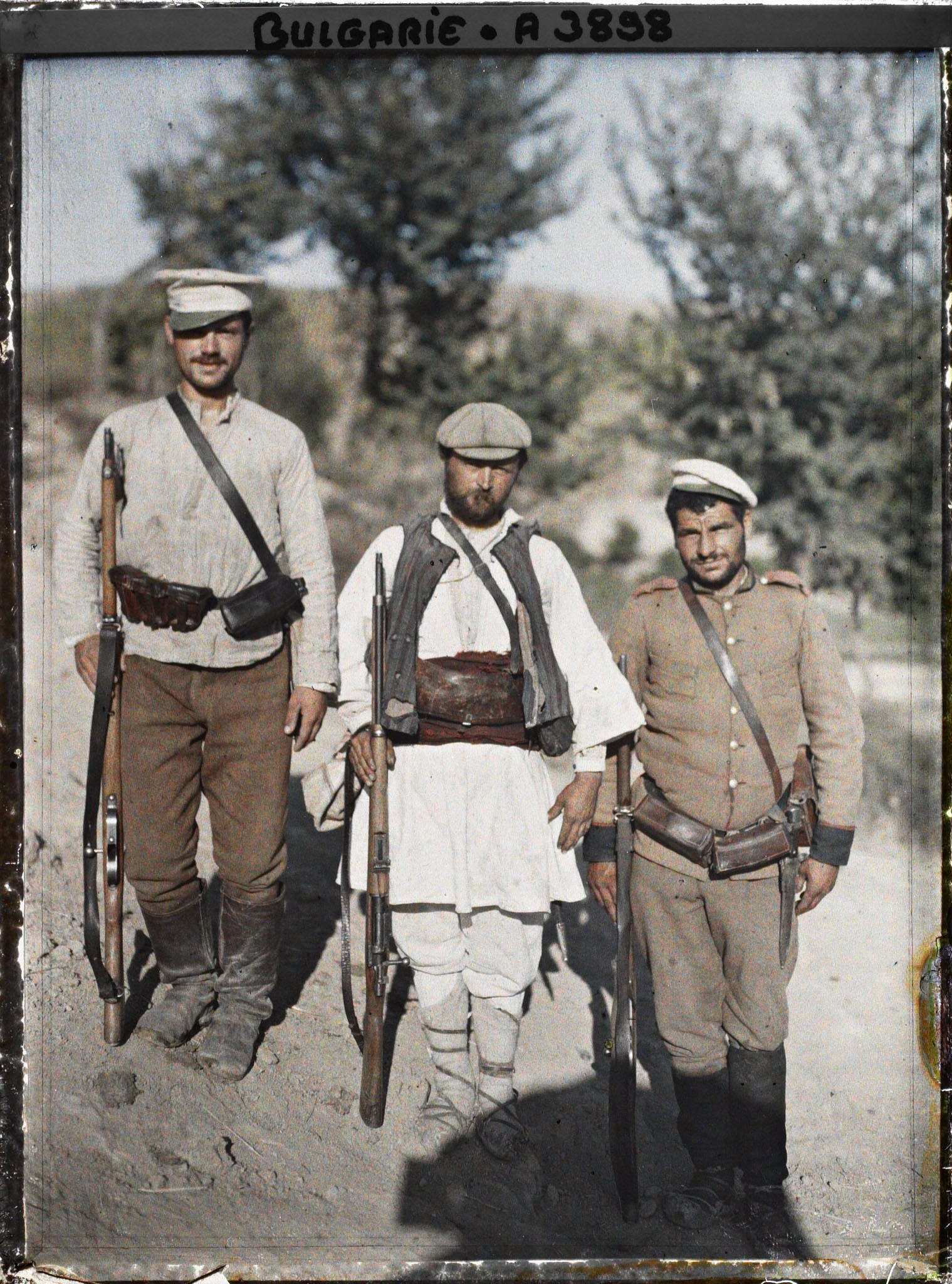 Image représentant Trois soldats et partisans bulgares escortant le photographe