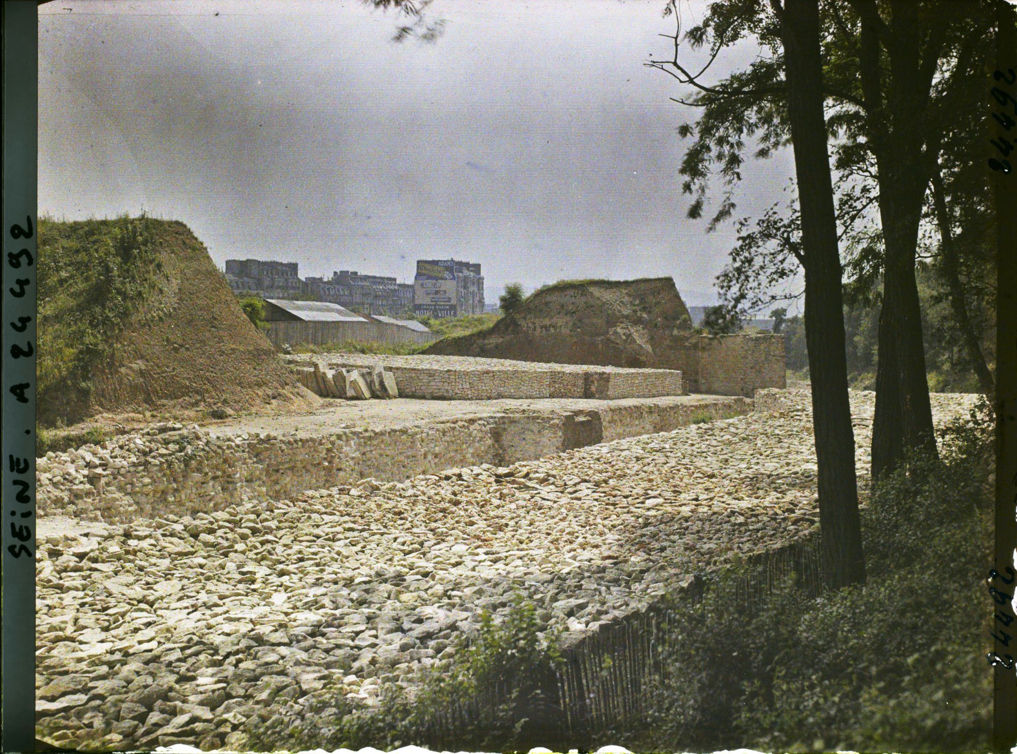 Image représentant La démolition des fortifications à la porte d'Auteuil ?