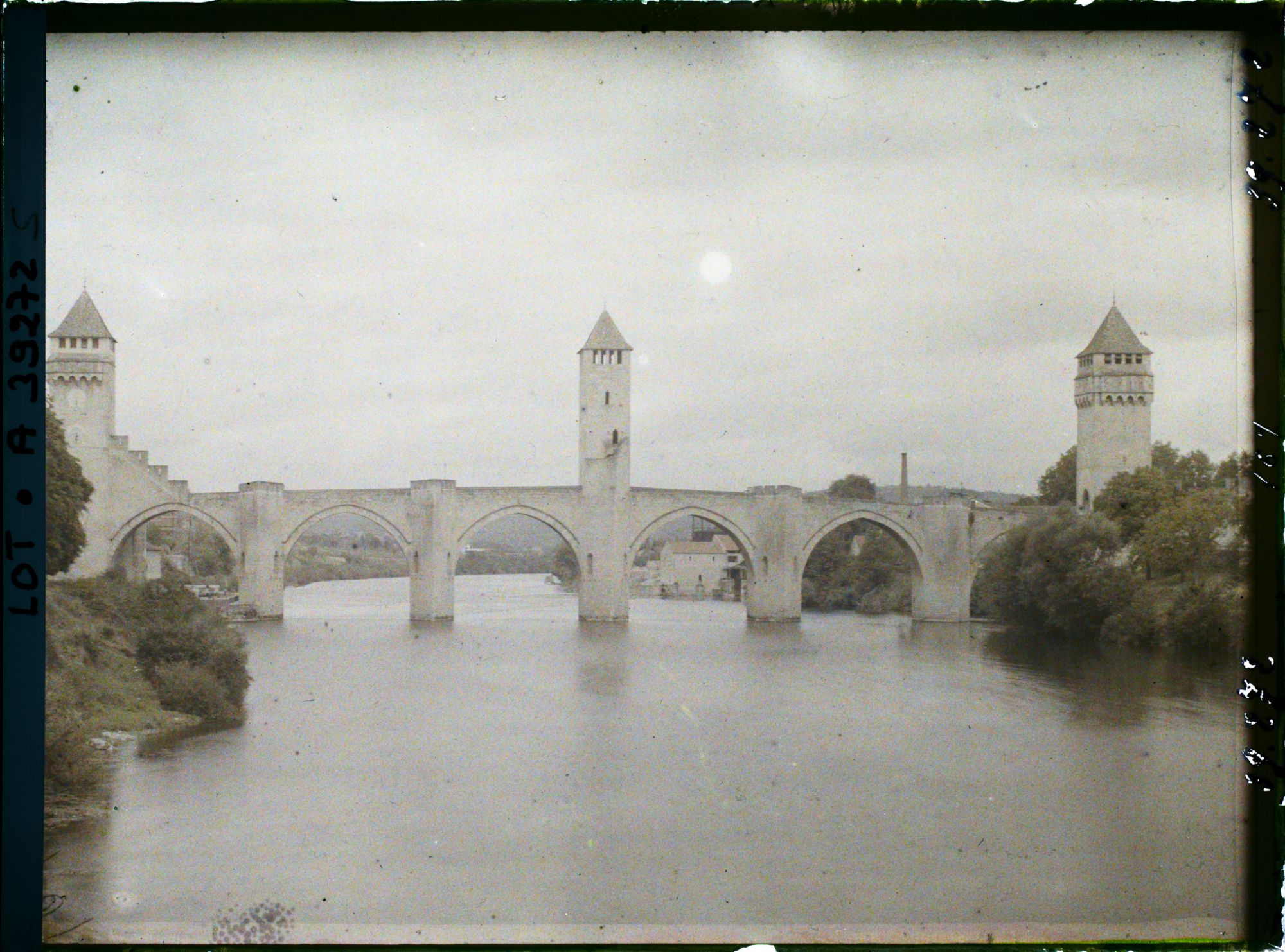 Image représentant France, Cahors, Le pont Valentré vue prise de la rive gauche du  Lot vers l'aval