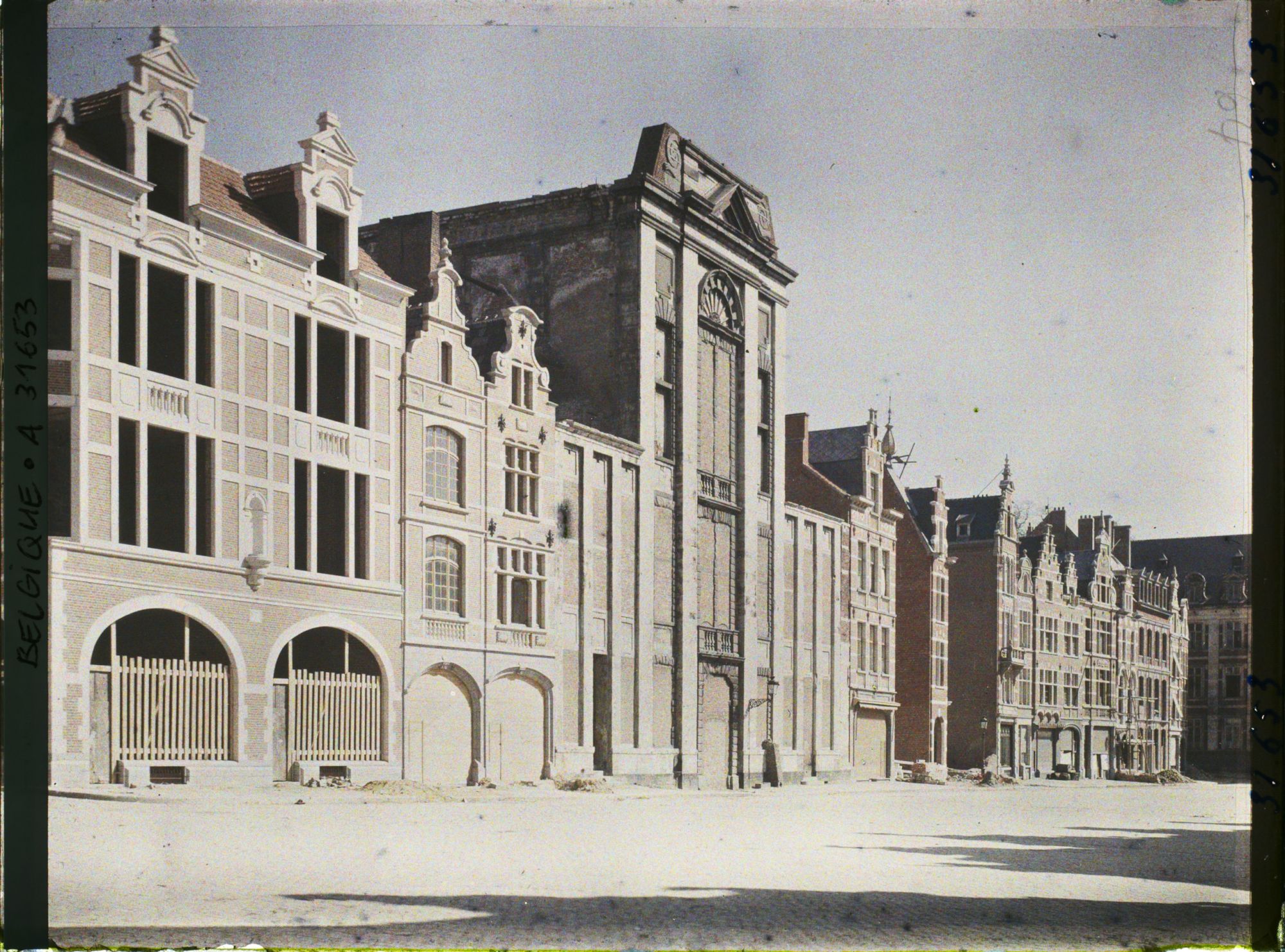 Image représentant Belgique, Louvain, Place du Vieux Marché, entrée de la Bibliothèque, et maisons neuves
