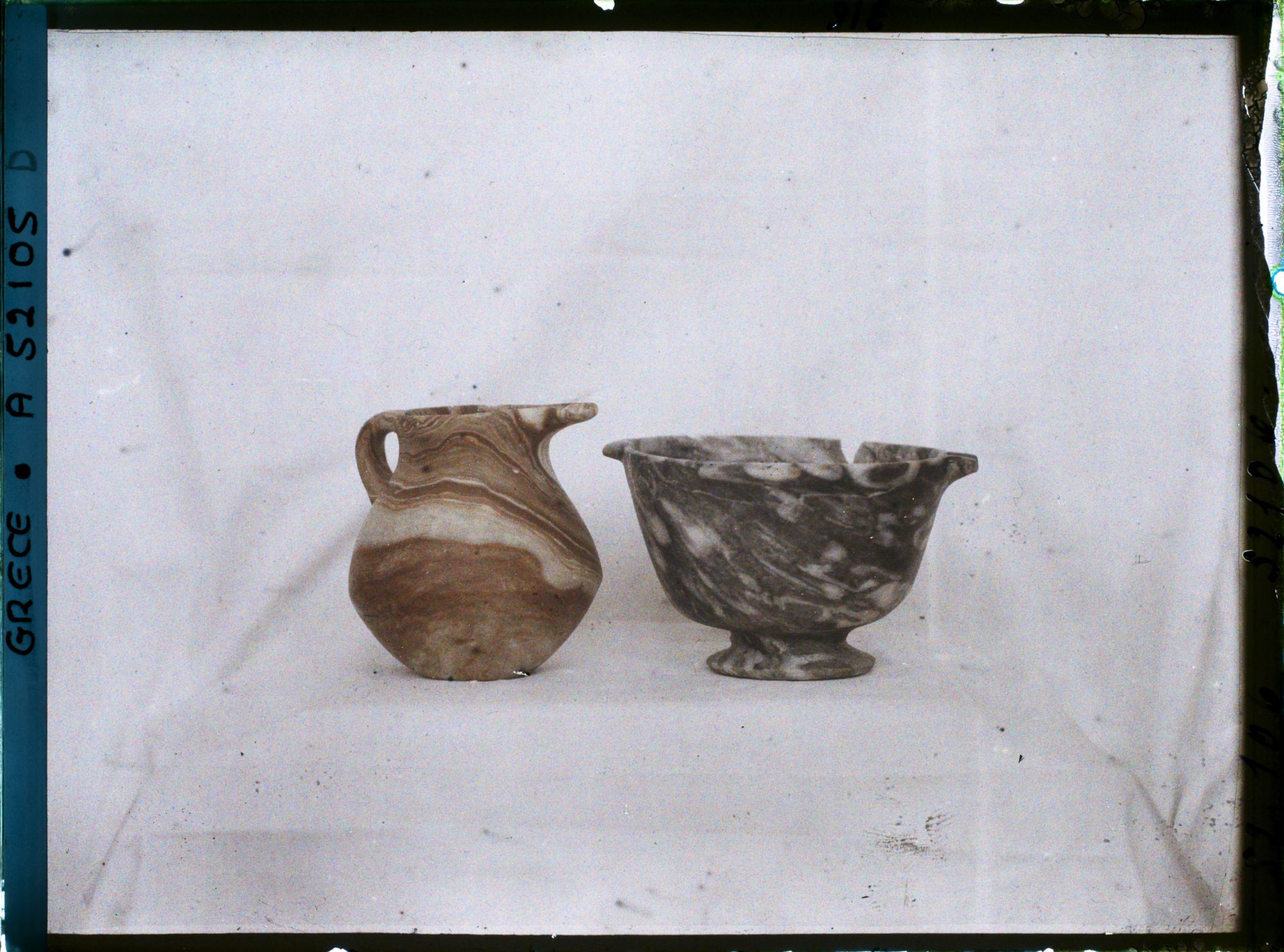 Image représentant Musée archéologique - Deux vases de pierre (un pot et un récipient très ouverts) provenant de Mokhlos