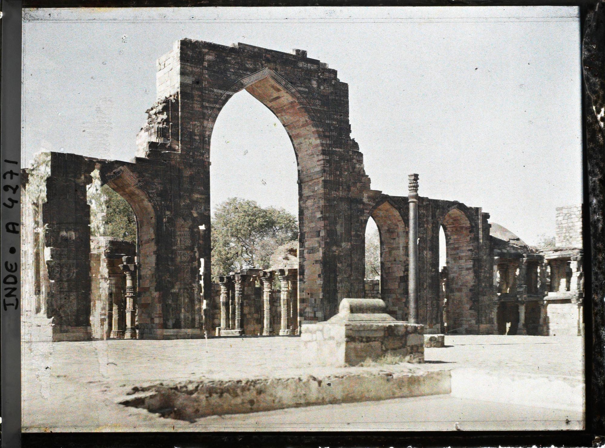 Image représentant Le pilier de fer et les ruines de la mosquée de la Puissance-de-l'Islam (Quwwat al-Islam Masjid)