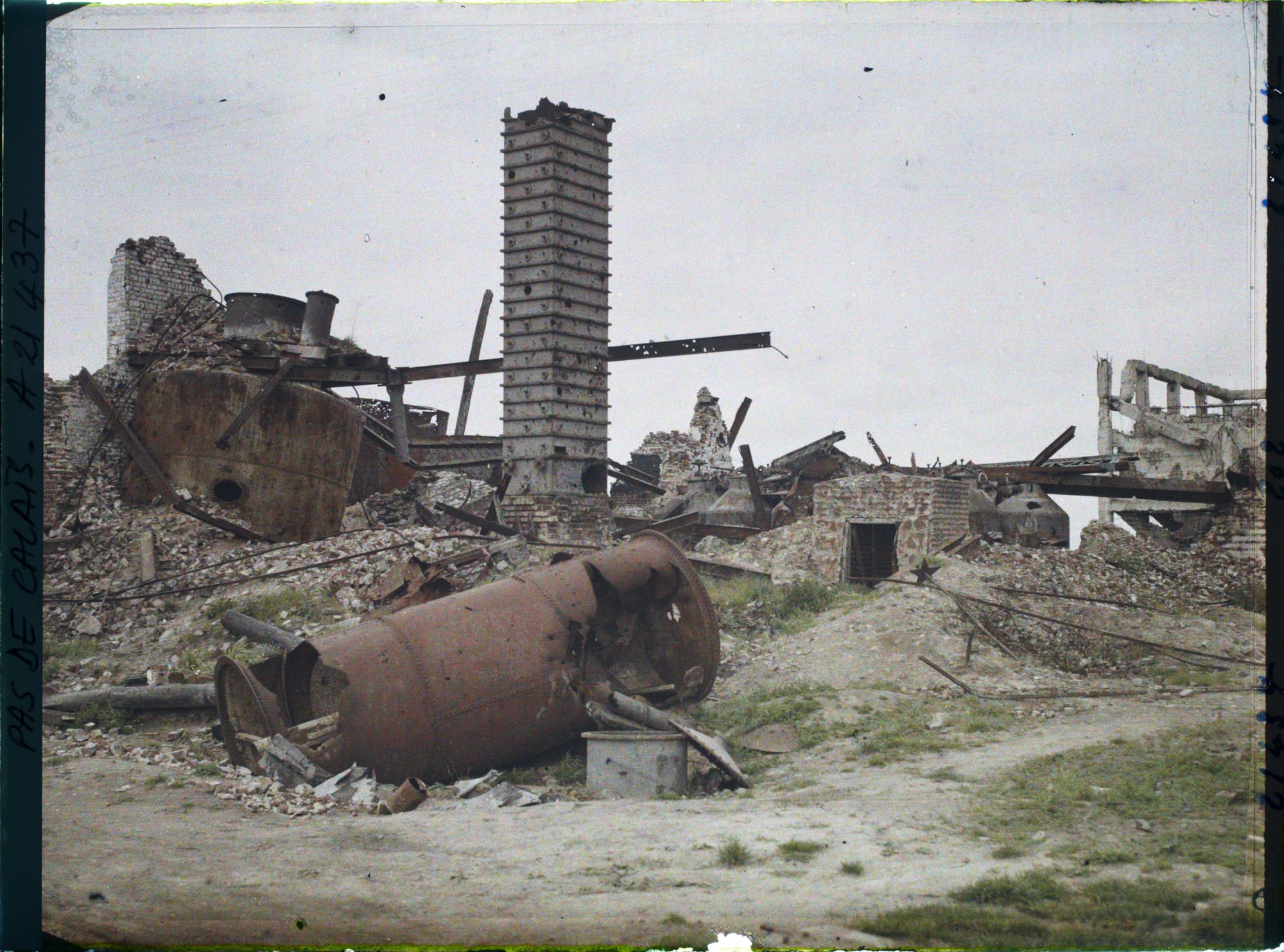 Image représentant France, Givenchy, Ruines d'une distillerie