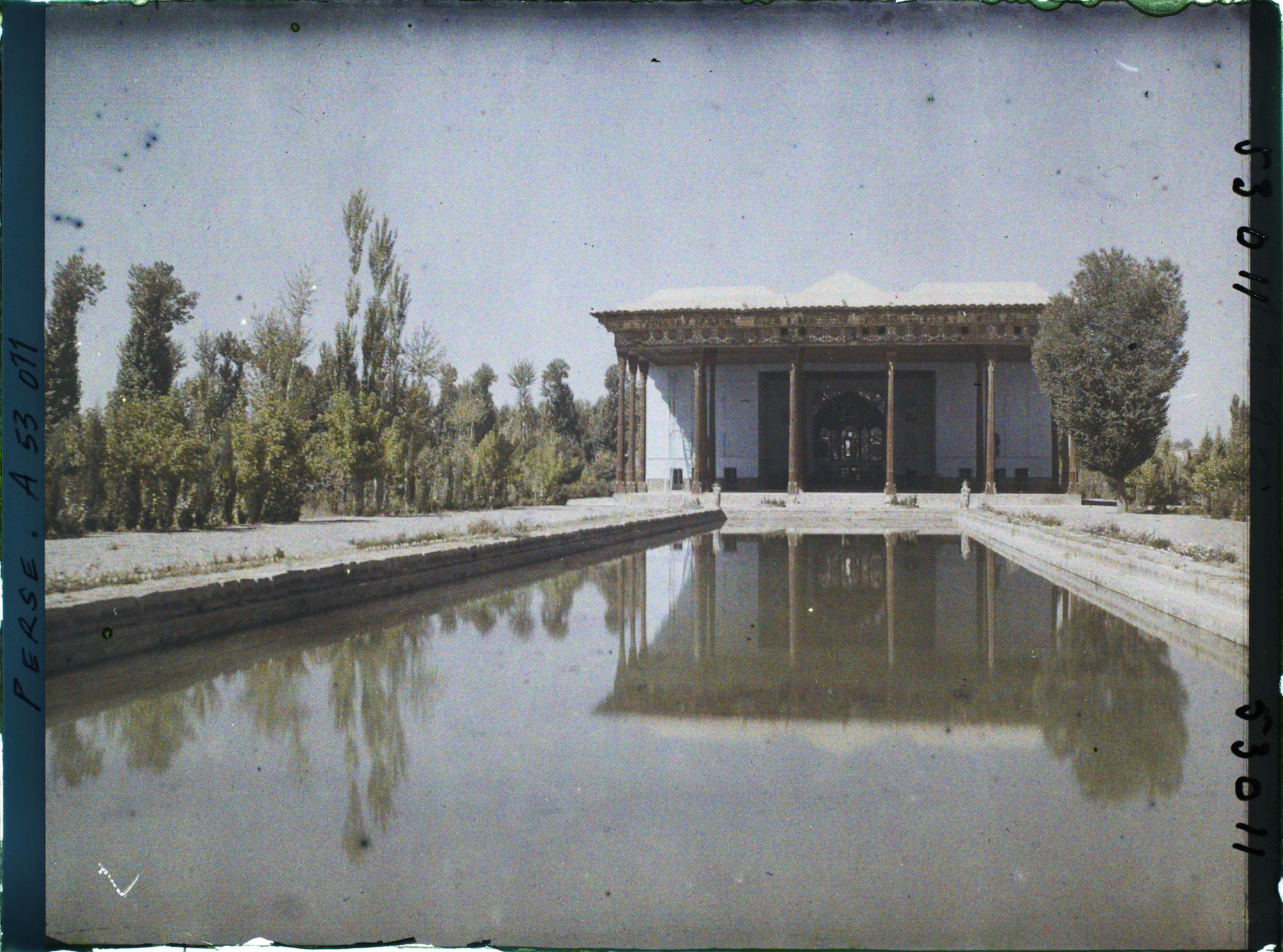 Image représentant Le Chehel Sotoun (pavillon des quarante colonnes) (1647), côté bassin