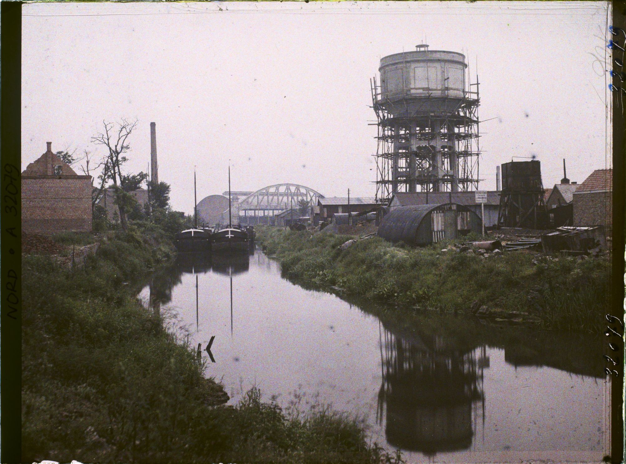 Image représentant France, Merville, Château d'eau et dans le fond, Construction d'un Chantier de péniches