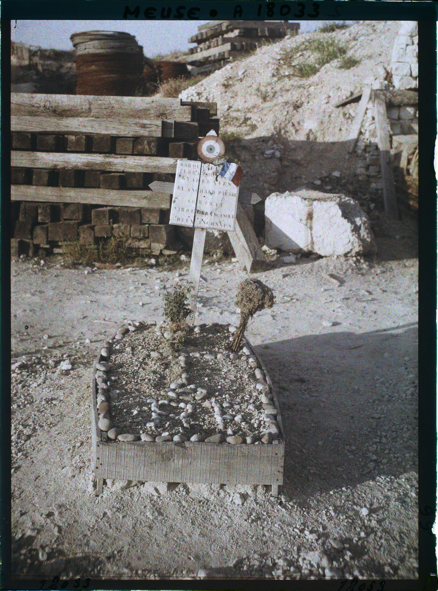 Image représentant France, Fort de Vaux, Tombe renfermant les restes de six soldats Français dans le fort de Vaux