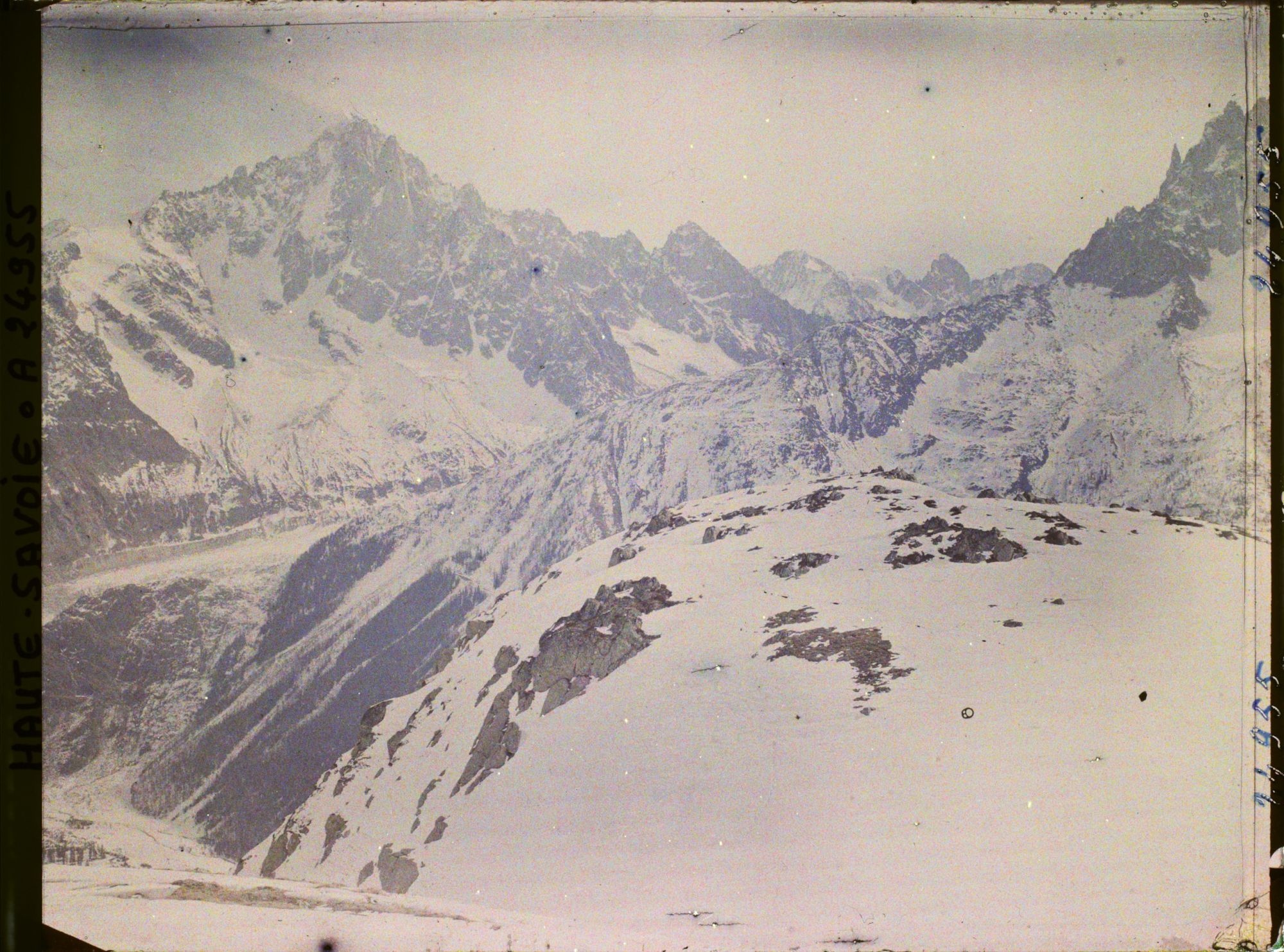 Image représentant Les Alpes, Vue prise de Planpraz Col des Gds Montets, Aiguille Verte, Aiguille du Dru, aiguille du Moine, Glacier de Télèfre, aige de Léchaud, les petes Jurasses, aige de la République, qui se rattache au Gd Charmoz