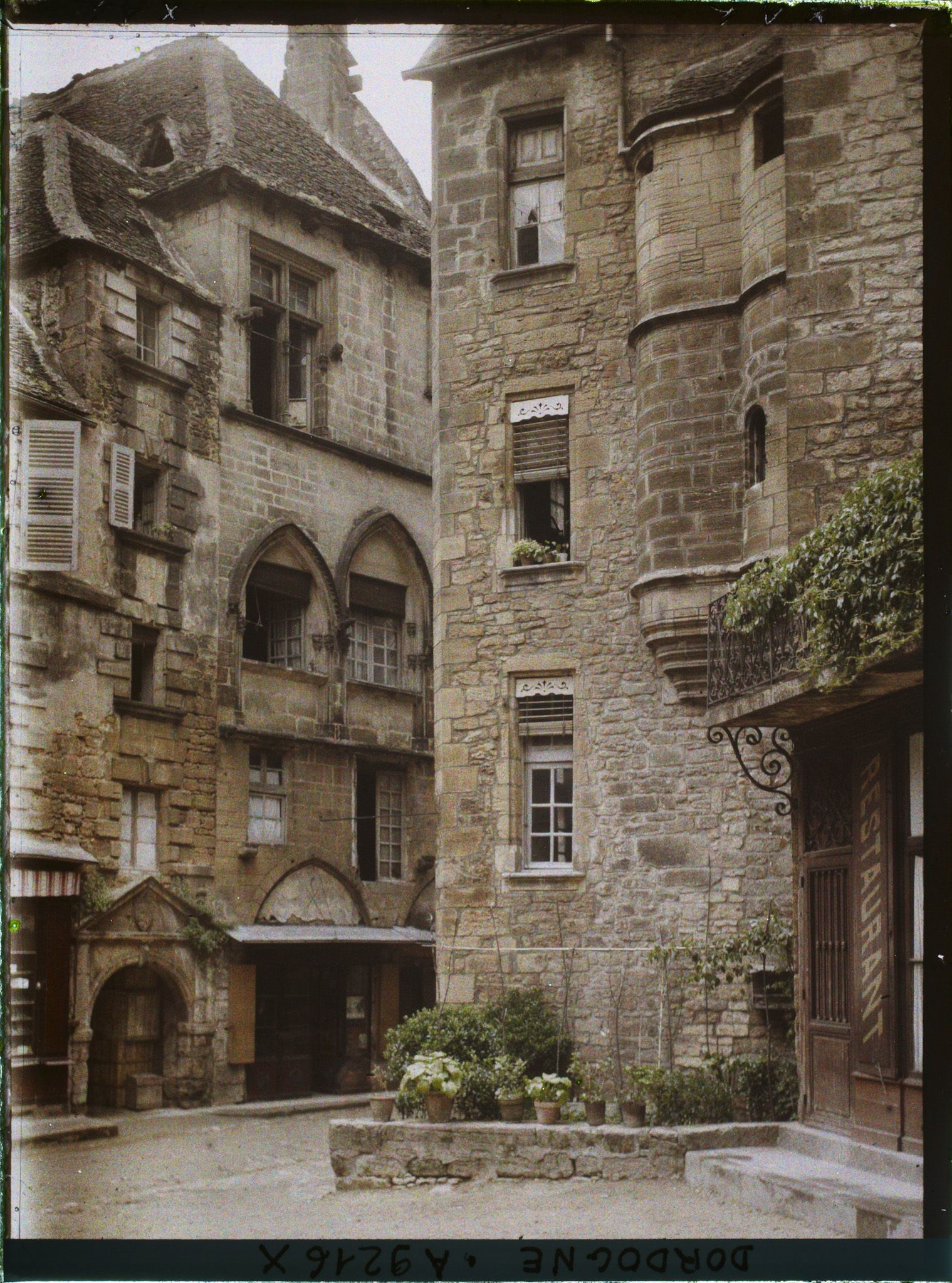 Image représentant France, Sarlat, Place des Oies (au fond, l'Hotel Plamon)