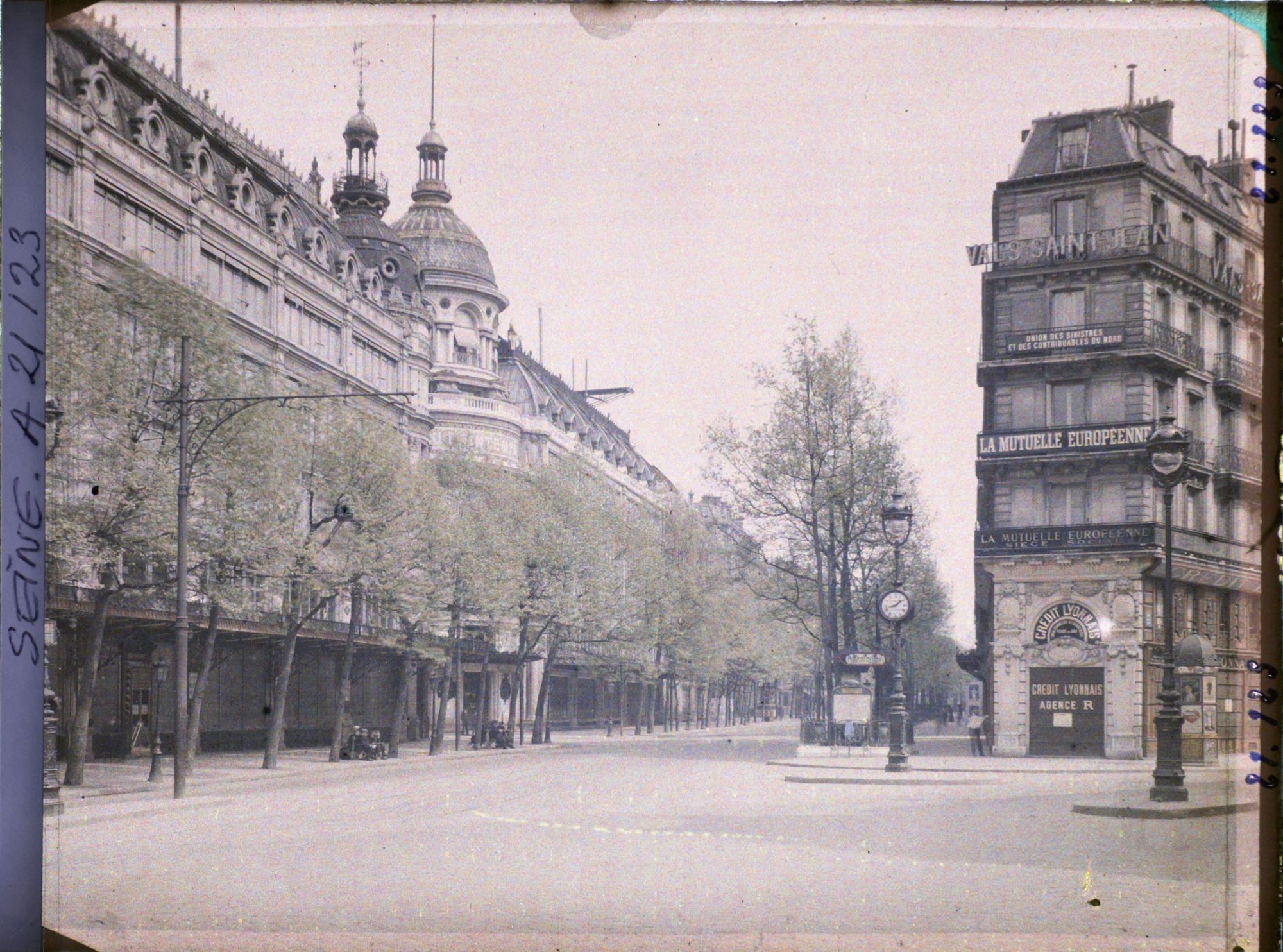 Image représentant Les Grands Magasins fermés à l'occasion du 1er mai, boulevard Haussmann