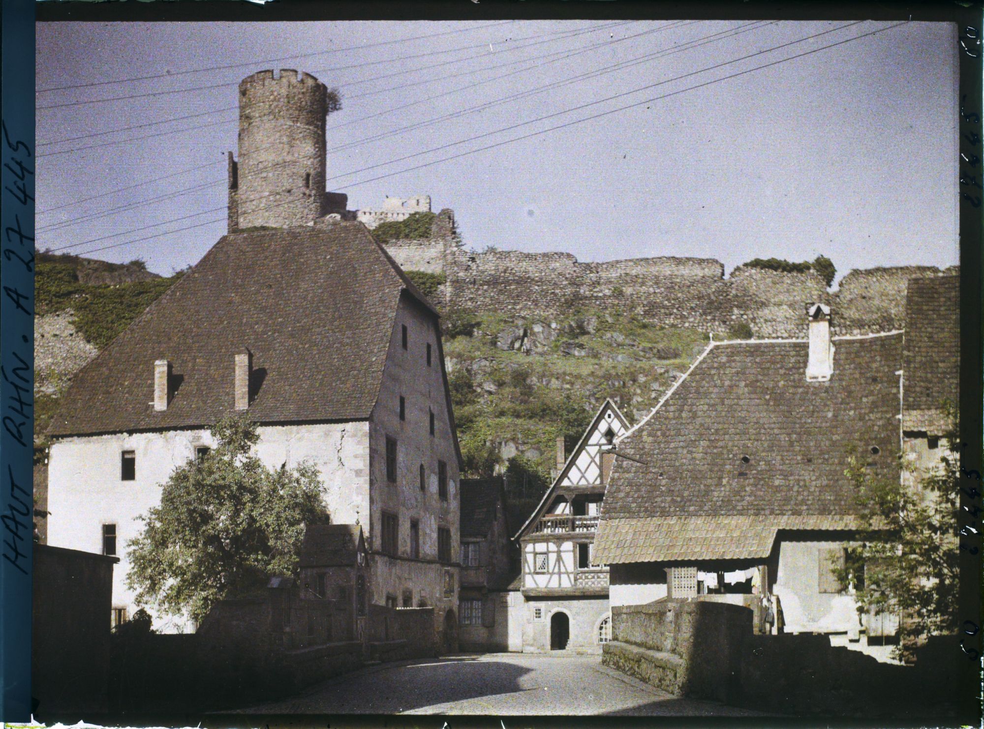 Image représentant France, Kaysersberg, Le Pont fortifié et les Vieilles Maisons ; au fond, le musée et le donjon du Château