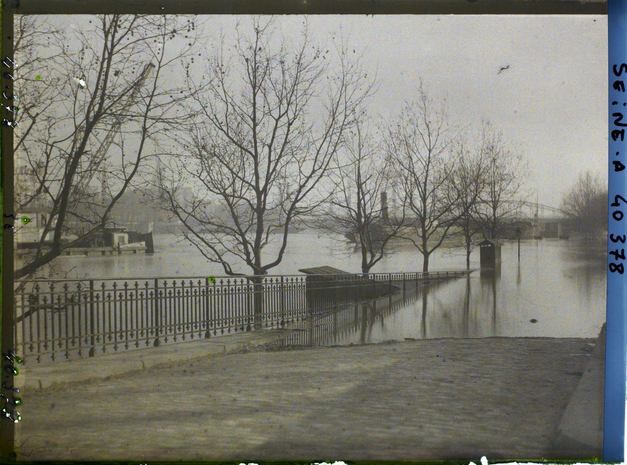Image représentant La Seine en crue au port Saint-Bernard, en direction du viaduc d'Austerlitz