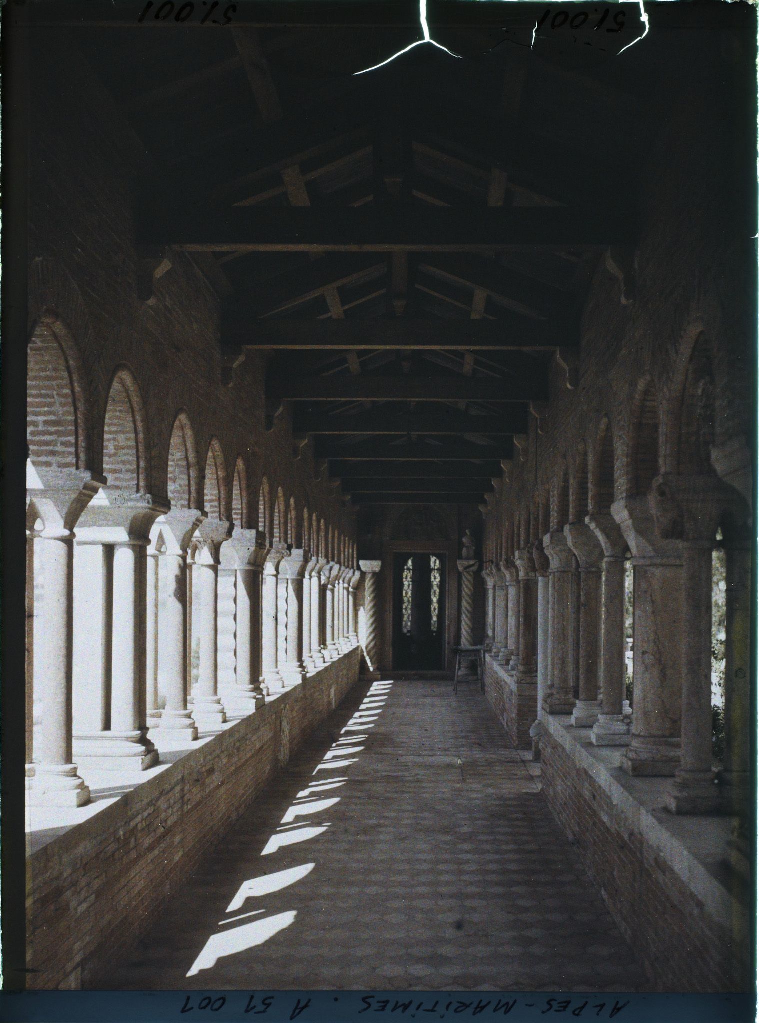 Image représentant Effet de lumière sur le sol d'une longue galerie de la villa Cypris