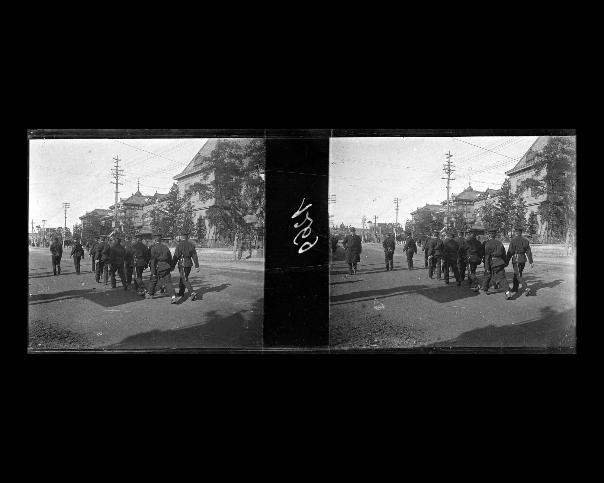 Image représentant Militaires et passants en promenade sur une grande avenue
