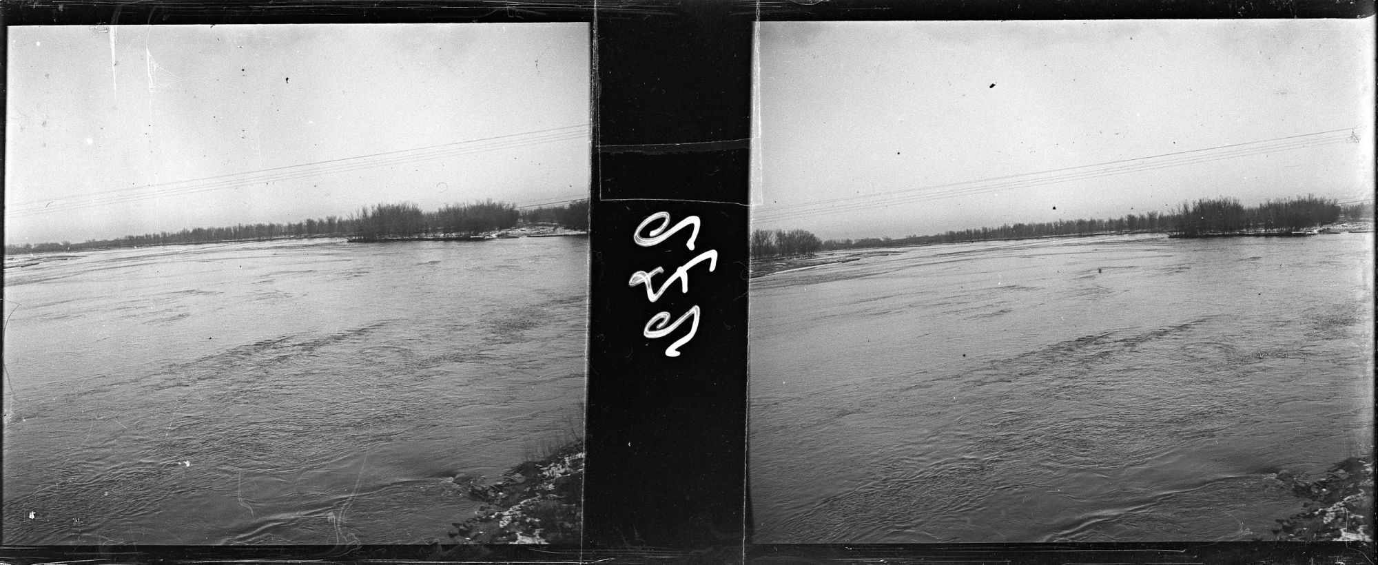 Image représentant Une rivière, peut être le "Loup"  vue du train