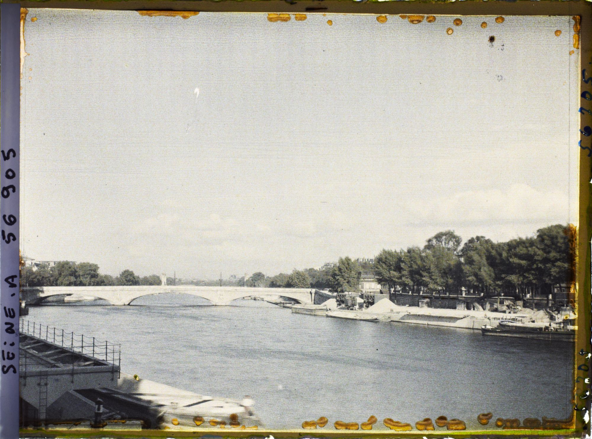 Image représentant Le ciel de Paris le jour de la signature du pacte Briand-Kellogg (vue sur le pont des Invalides depuis le port de la Conférence)