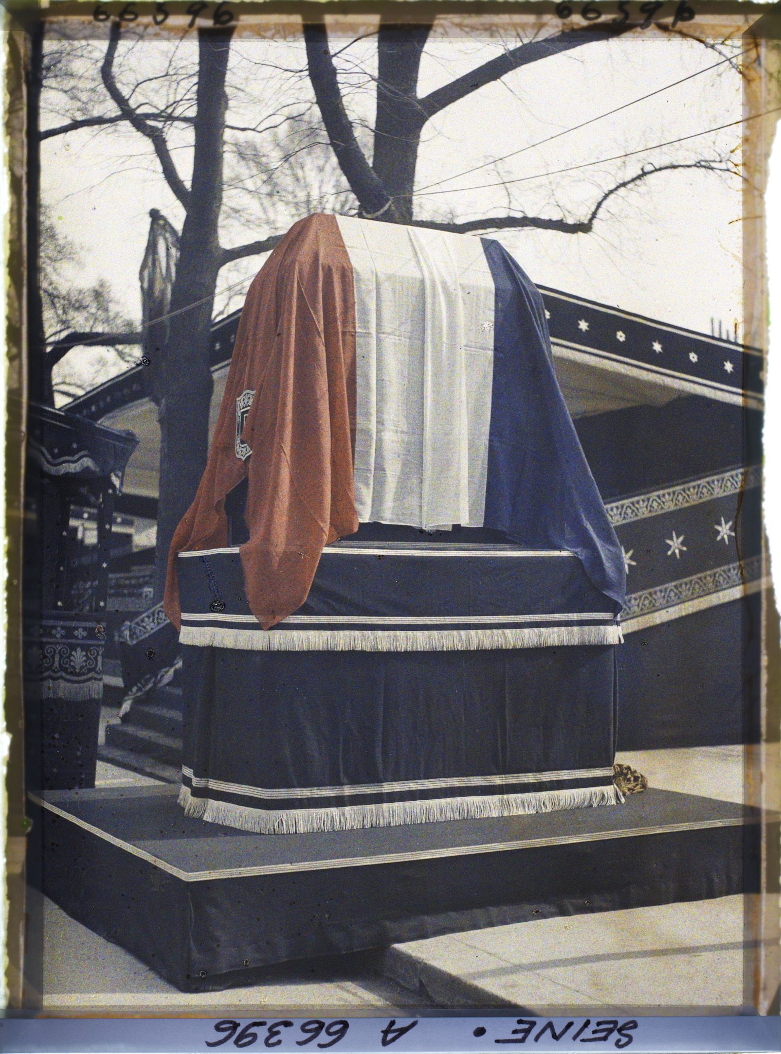 Image représentant Les funérailles d'Aristide Briand, le catafalque devant le ministère des Affaires Étrangères