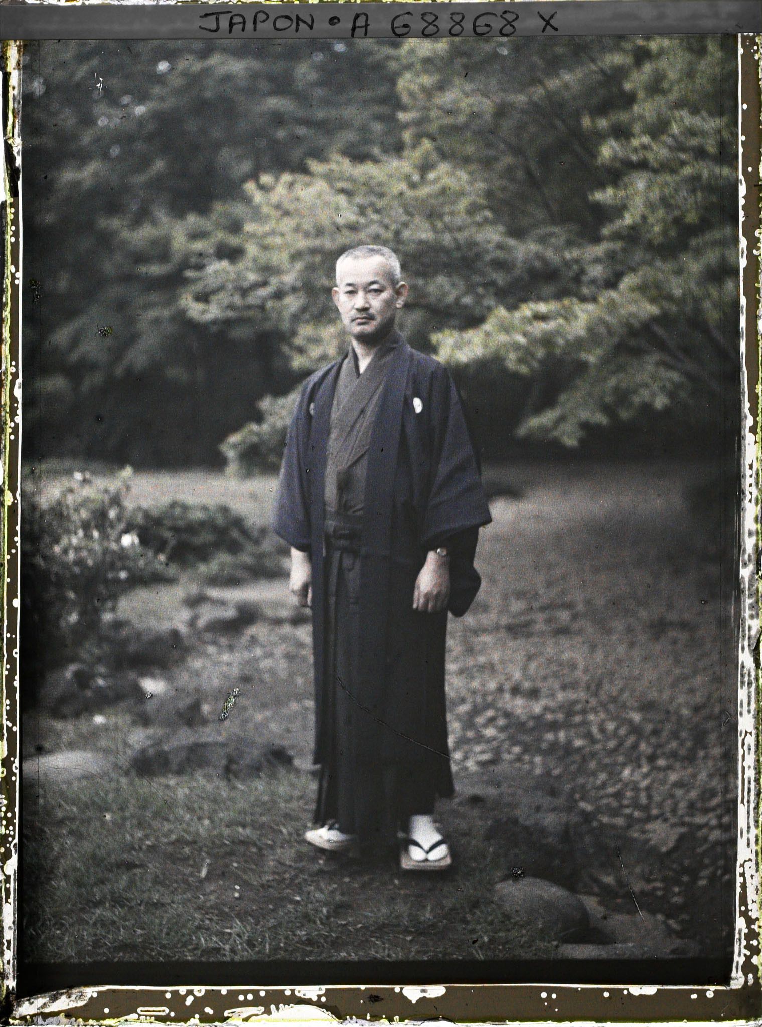 Image représentant homme en kimono dans le jardin de la résidence Asaka