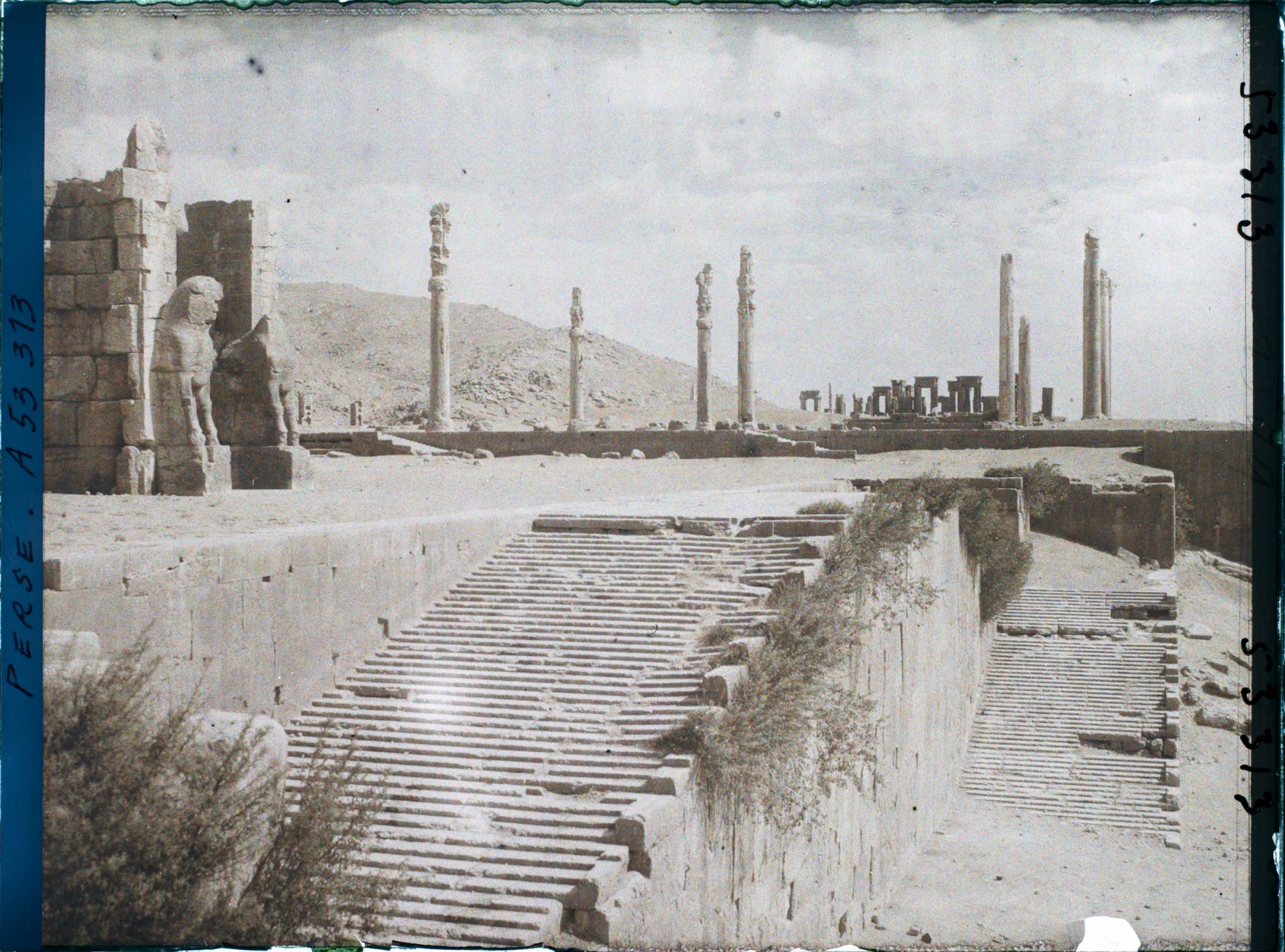 Image représentant Le haut du double escalier monumental donnant accès à la terrasse