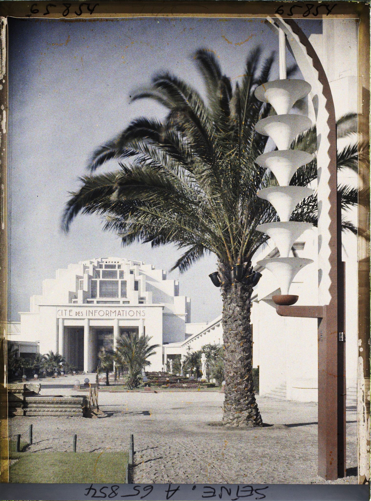 Image représentant L'Exposition Coloniale Internationale de 1931, la Cité des Informations, vue vers le pavillon central