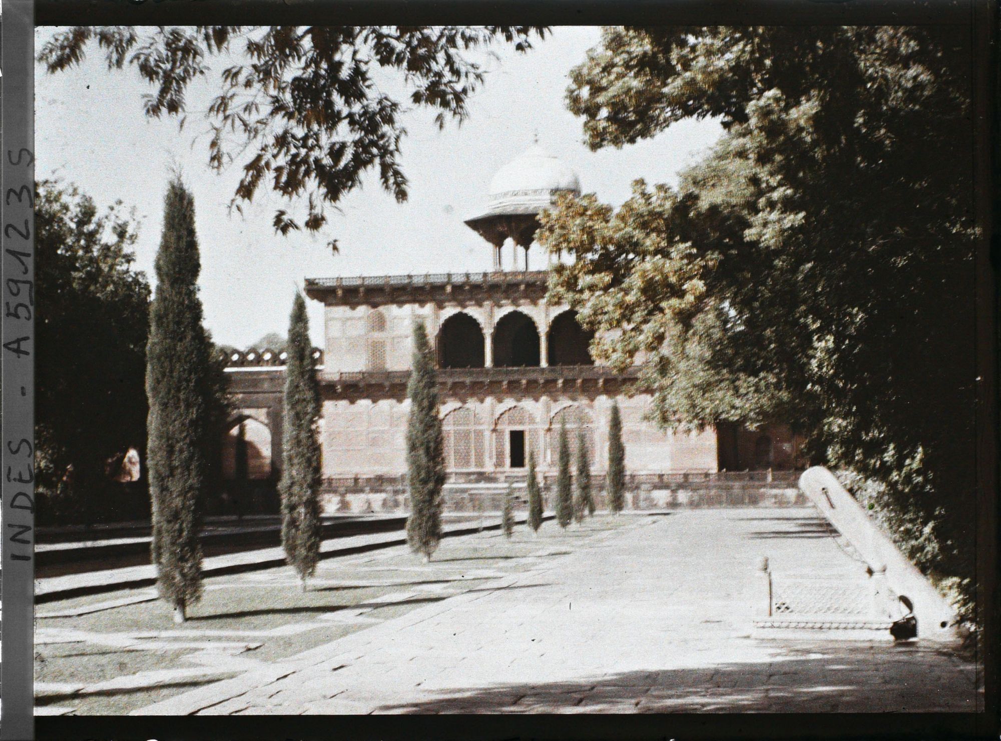Image représentant L'un des pavillons de l'enceinte et le cours d'eau du jardin du Taj Mahal