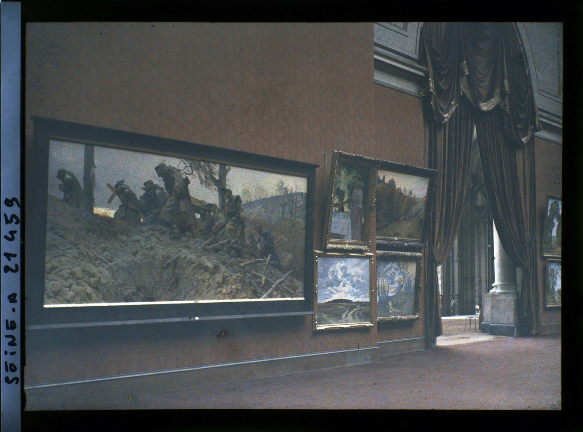 Image représentant Le Salon des artistes français au Grand Palais, salle d'entrée